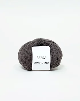 Nystan Lun Merino Tryffel 12 från Rauma Garn i mörk gråbrun nyans.