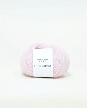 Nystan Babyrosa Lun Merino Rauma 31 i ljus pastellrosa nyans.