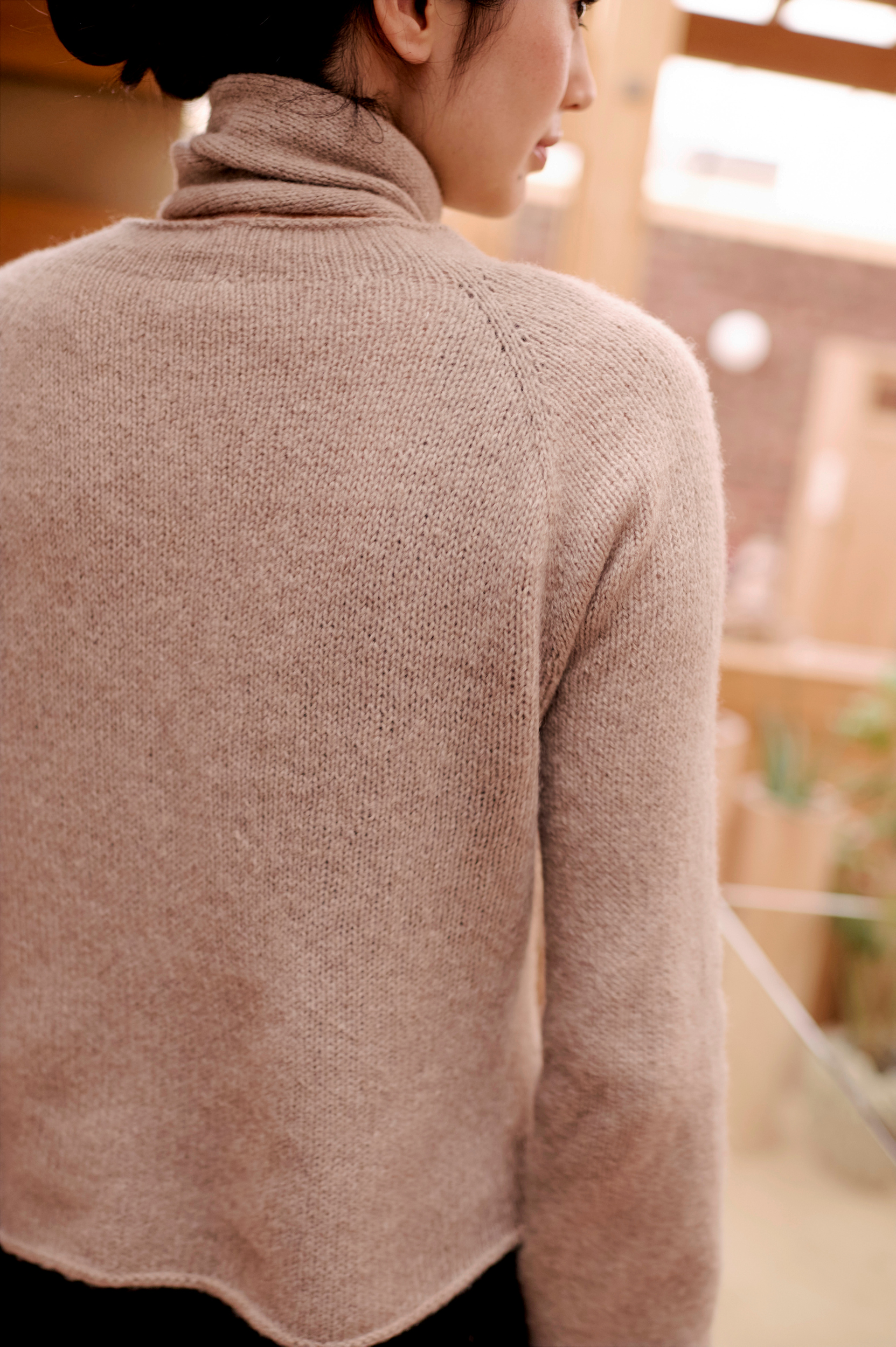 Lun Lenibluse – slätstickad tröja med raglan bakifrån