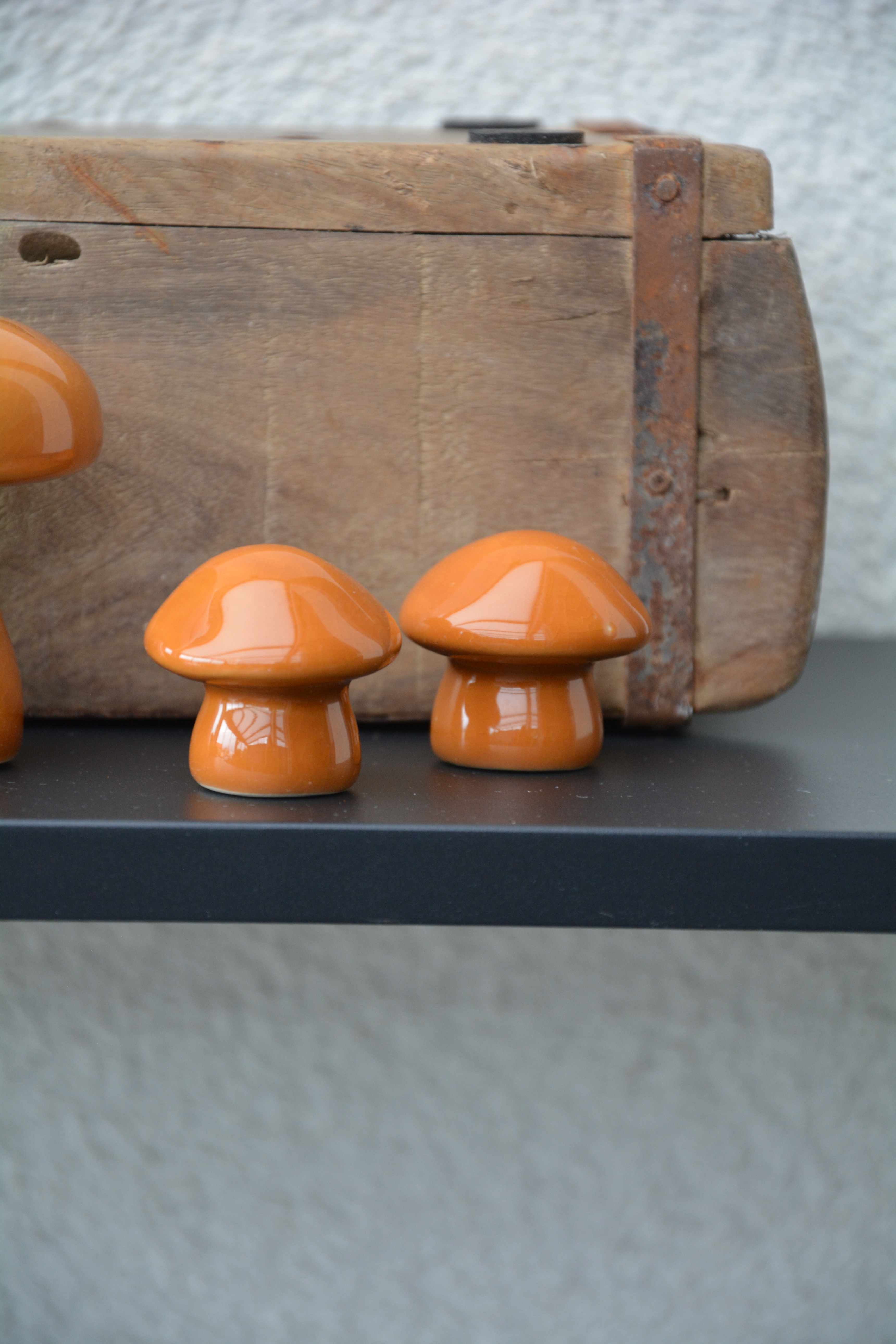 2 st Svampar i ockra keramik 4,2 cm