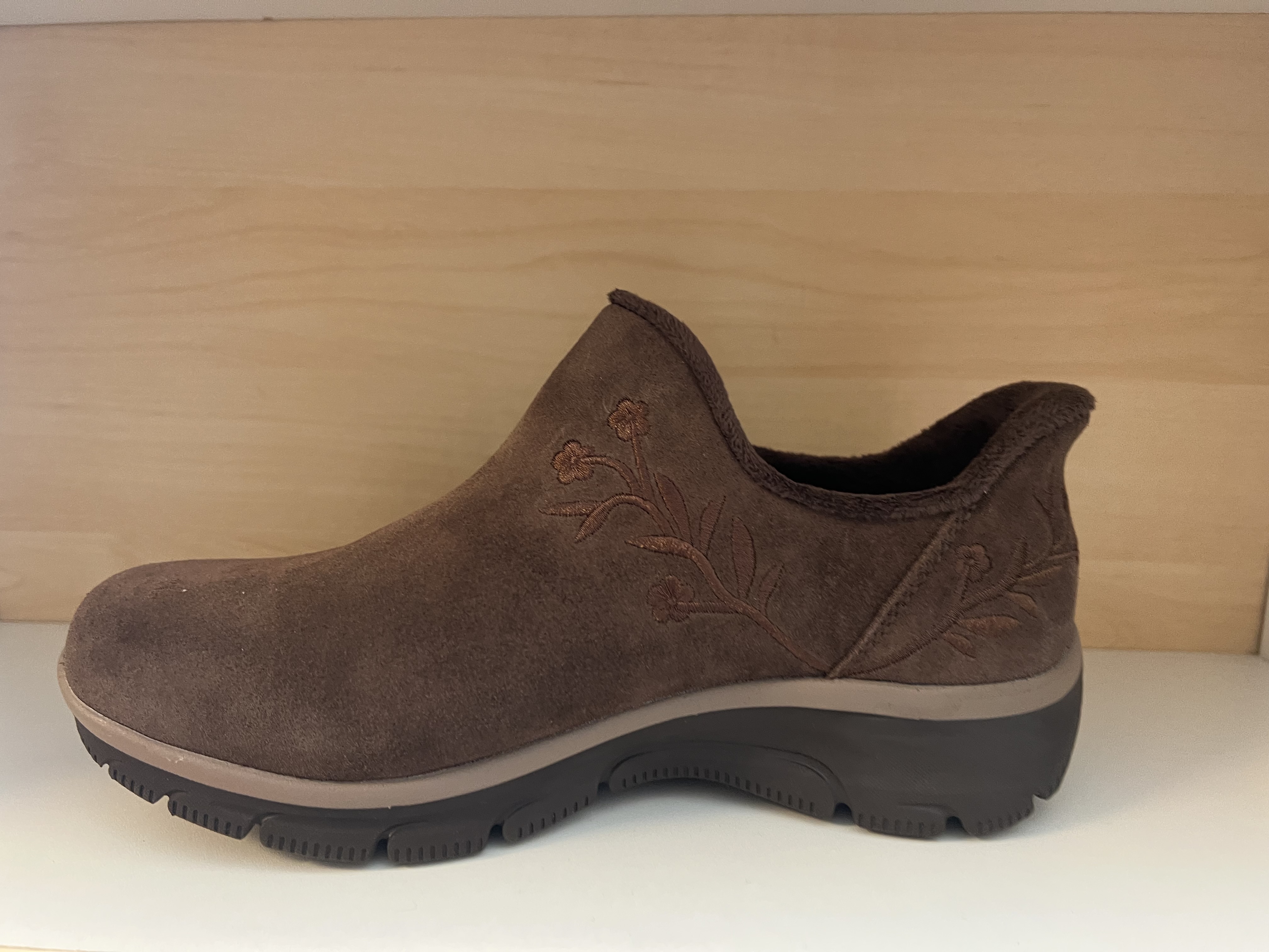 Skechers Damkänga i brunt Scotchgard-behandlad mocka med broderat blommotiv. AirCooled, Memory Foam innersula. Fodrad. Relaxed Fit=Bredare både på höjden och bredden framme vid tårna. Slip-Ins. - 2