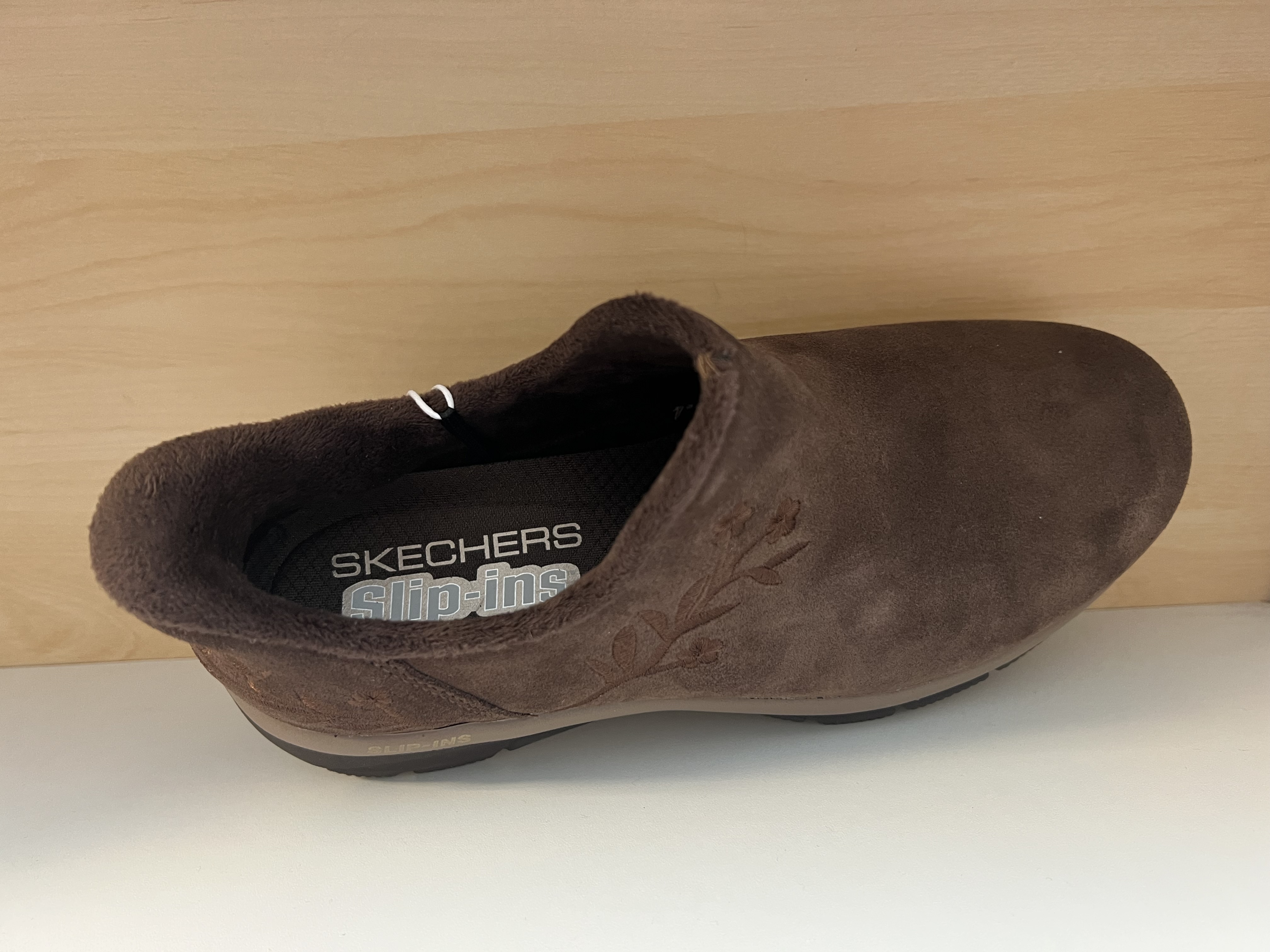 Skechers Damkänga i brunt Scotchgard-behandlad mocka med broderat blommotiv. AirCooled, Memory Foam innersula. Fodrad. Relaxed Fit=Bredare både på höjden och bredden framme vid tårna. Slip-Ins. - 3