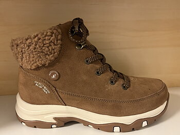 Skechers Damkänga i ljusbrun Waterproof mocka. Relaxes Fit Rymlig ovandel. Foder i fuskpäls med mjuk "krage" Slip-Ins samt justerbara snören. Stötdämpande Memory Foam innersula.