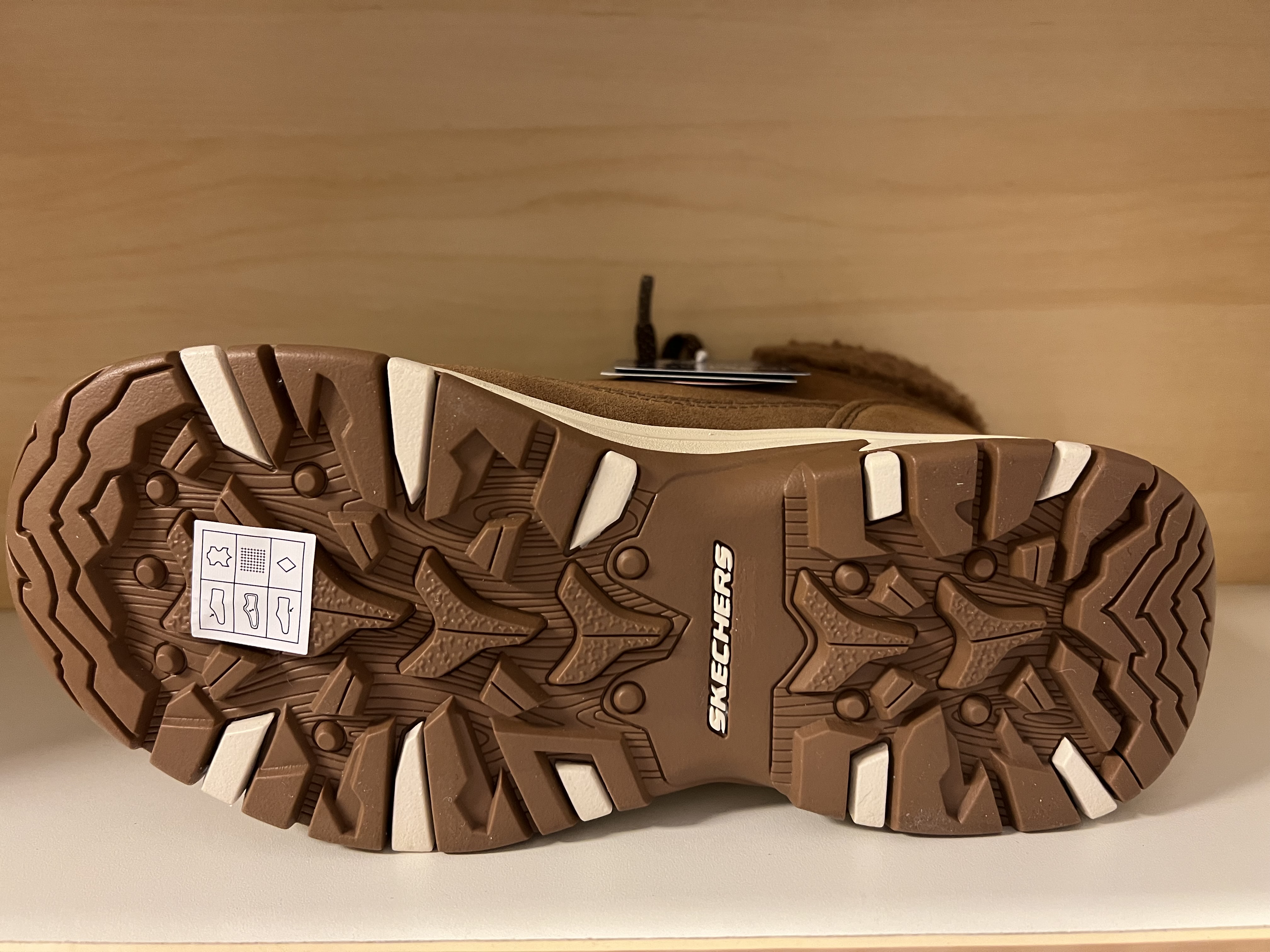 Skechers Damkänga i ljusbrun Waterproof mocka. Relaxes Fit Rymlig ovandel. Foder i fuskpäls med mjuk "krage" Slip-Ins samt justerbara snören. Stötdämpande Memory Foam innersula. - 3