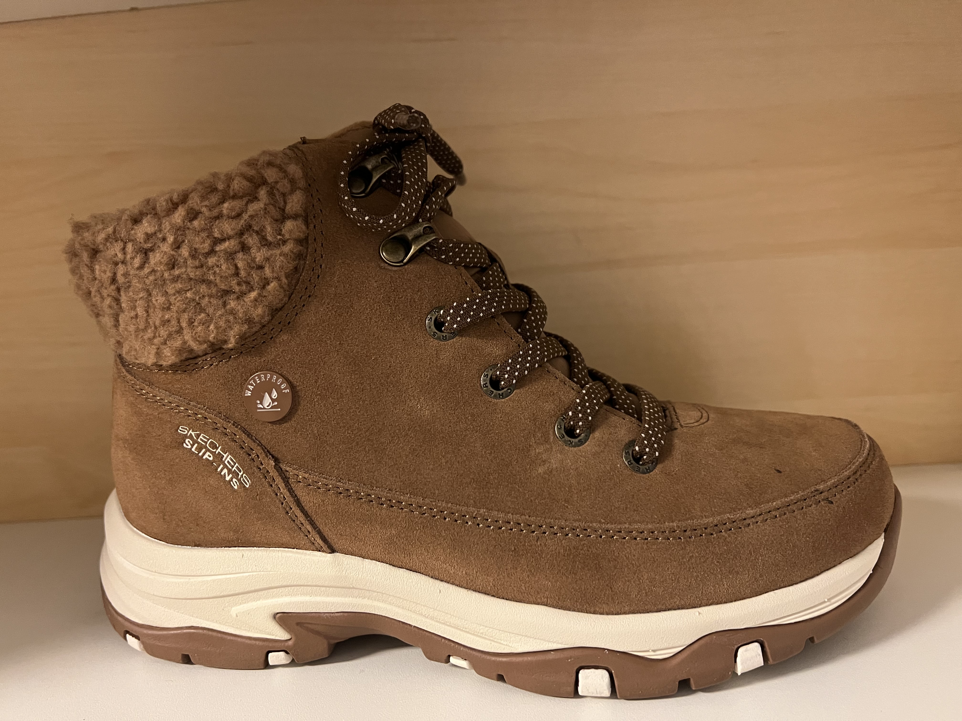 Skechers Damkänga i ljusbrun Waterproof mocka. Relaxes Fit Rymlig ovandel. Foder i fuskpäls med mjuk "krage" Slip-Ins samt justerbara snören. Stötdämpande Memory Foam innersula. - 4