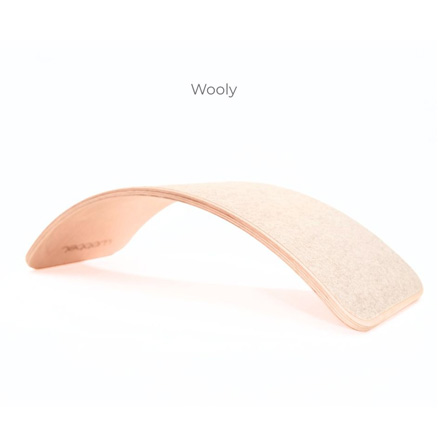 FÖRBESTÄLLNING -  Wobbel Original Balansbräda i Trä I KoKoBello - Wooly Grå Ullfilt