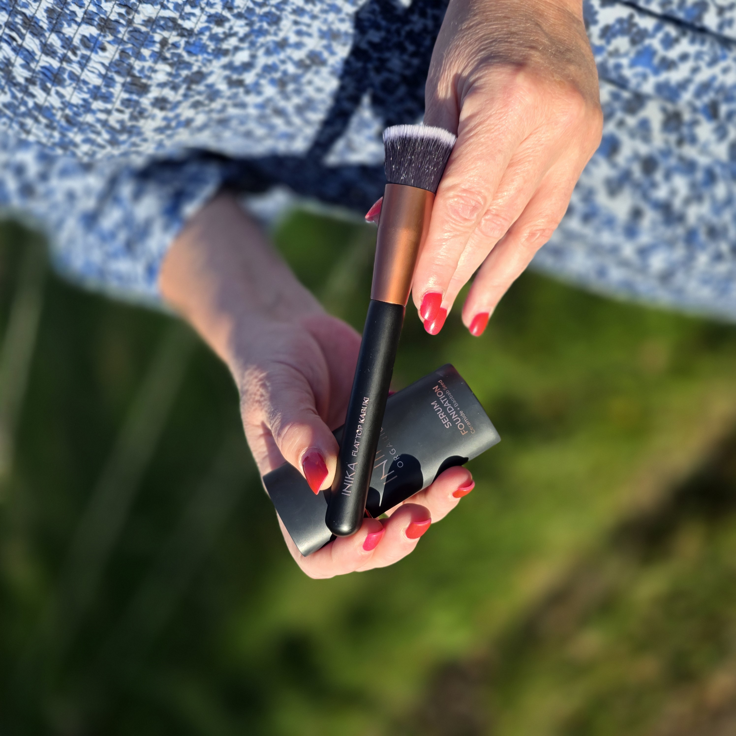 Köpgåva vid köp av valfri INIKA Foundation Flat Top Kabuki Brush -  INIKA , en per kund, värde 329:-