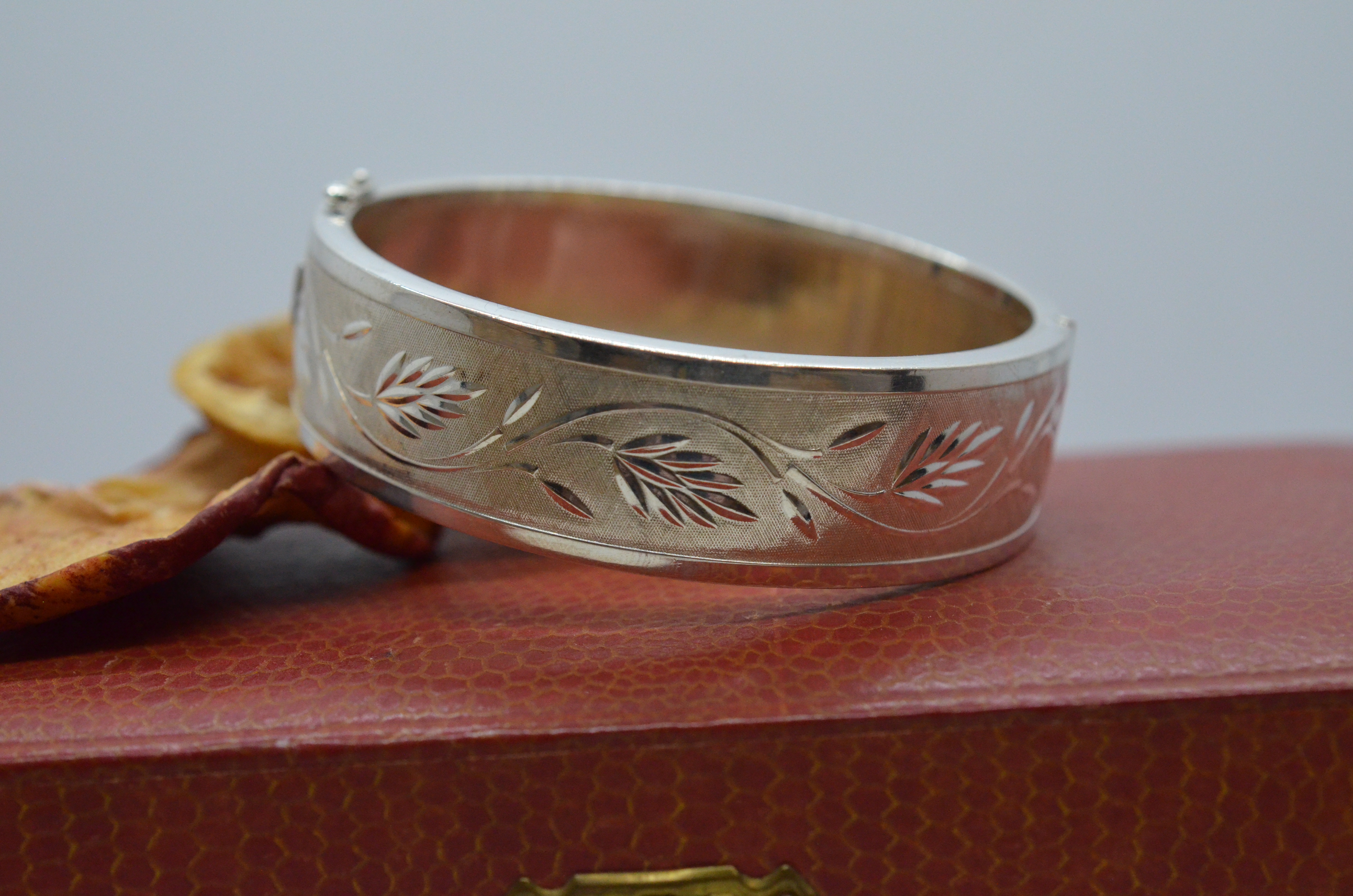 Vintage armring i silver med vackert mönster