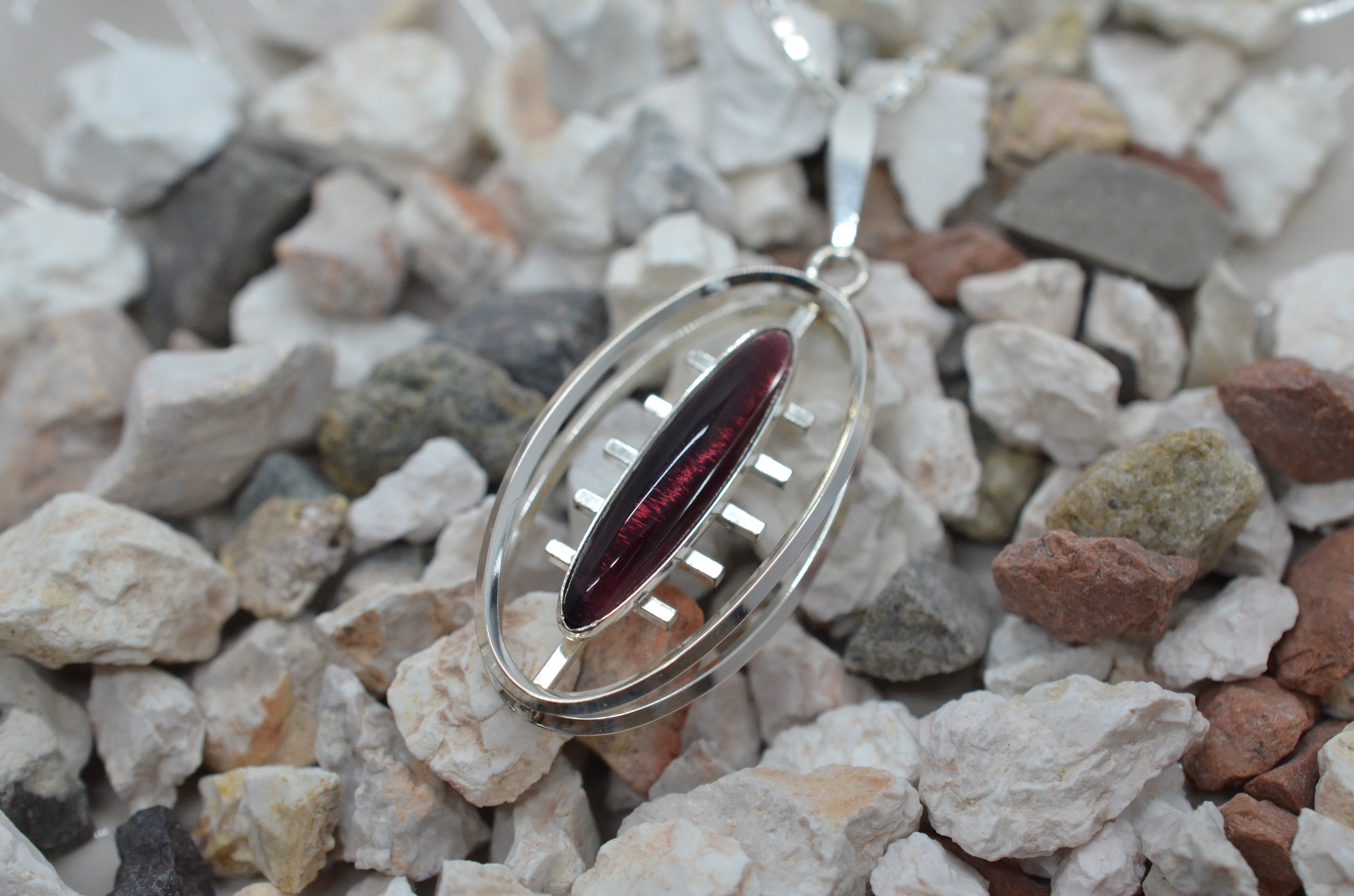 Vintage silverhalsband med mörkrosa sten