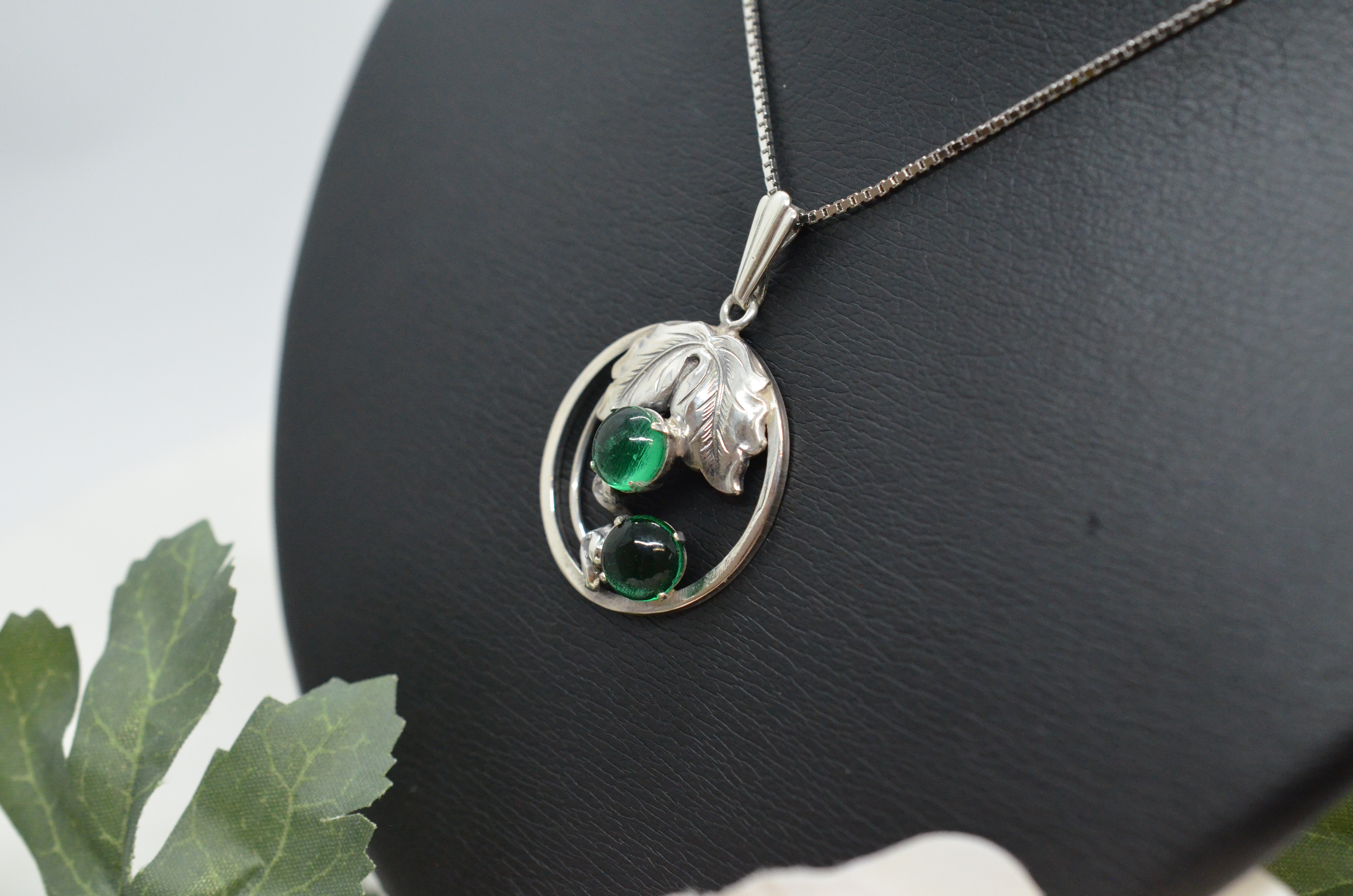 Vintage silverhalsband med gröna stenar, 1952 - 3