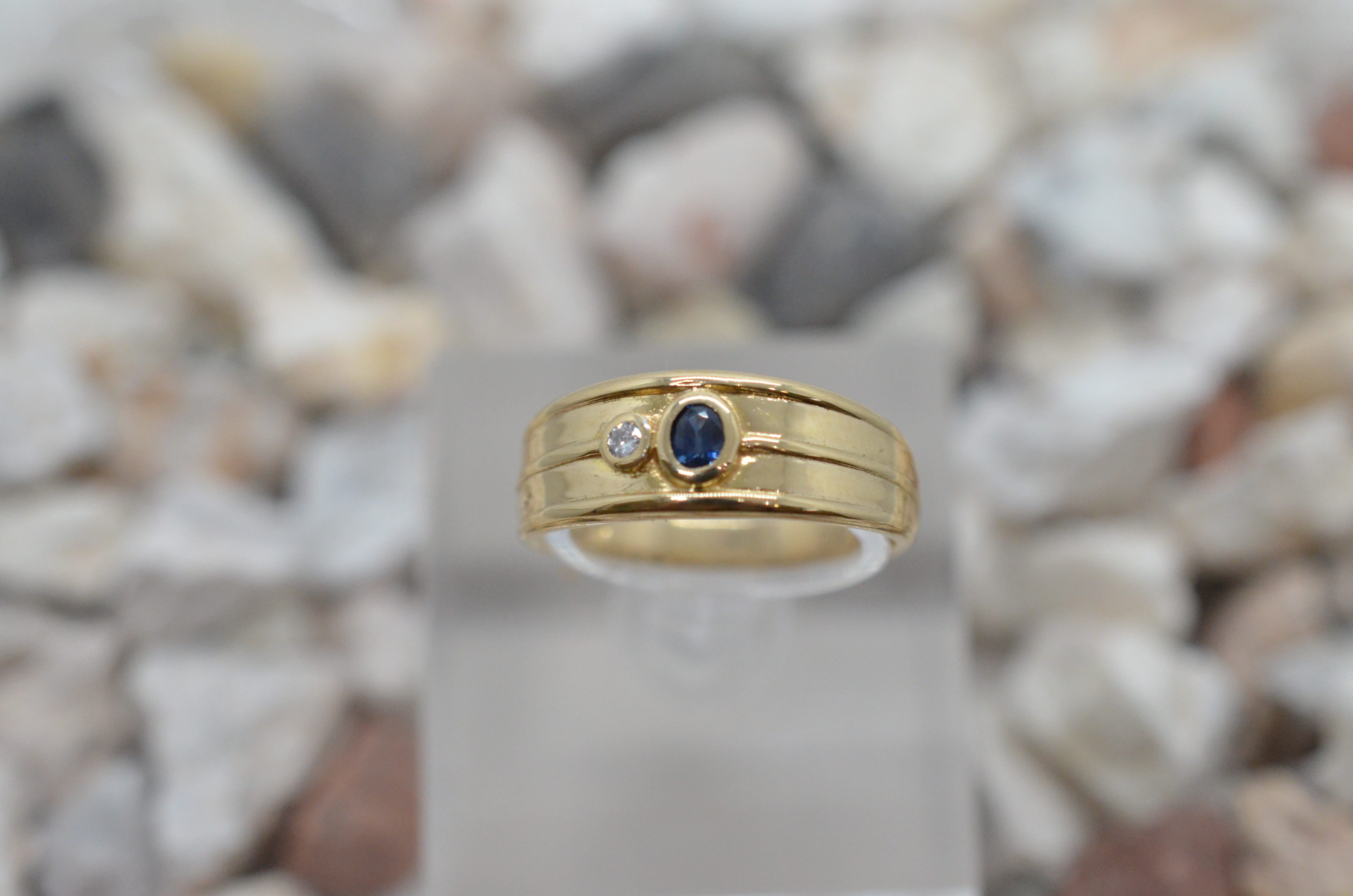 Second hand 18k ring med blå sten och diamant