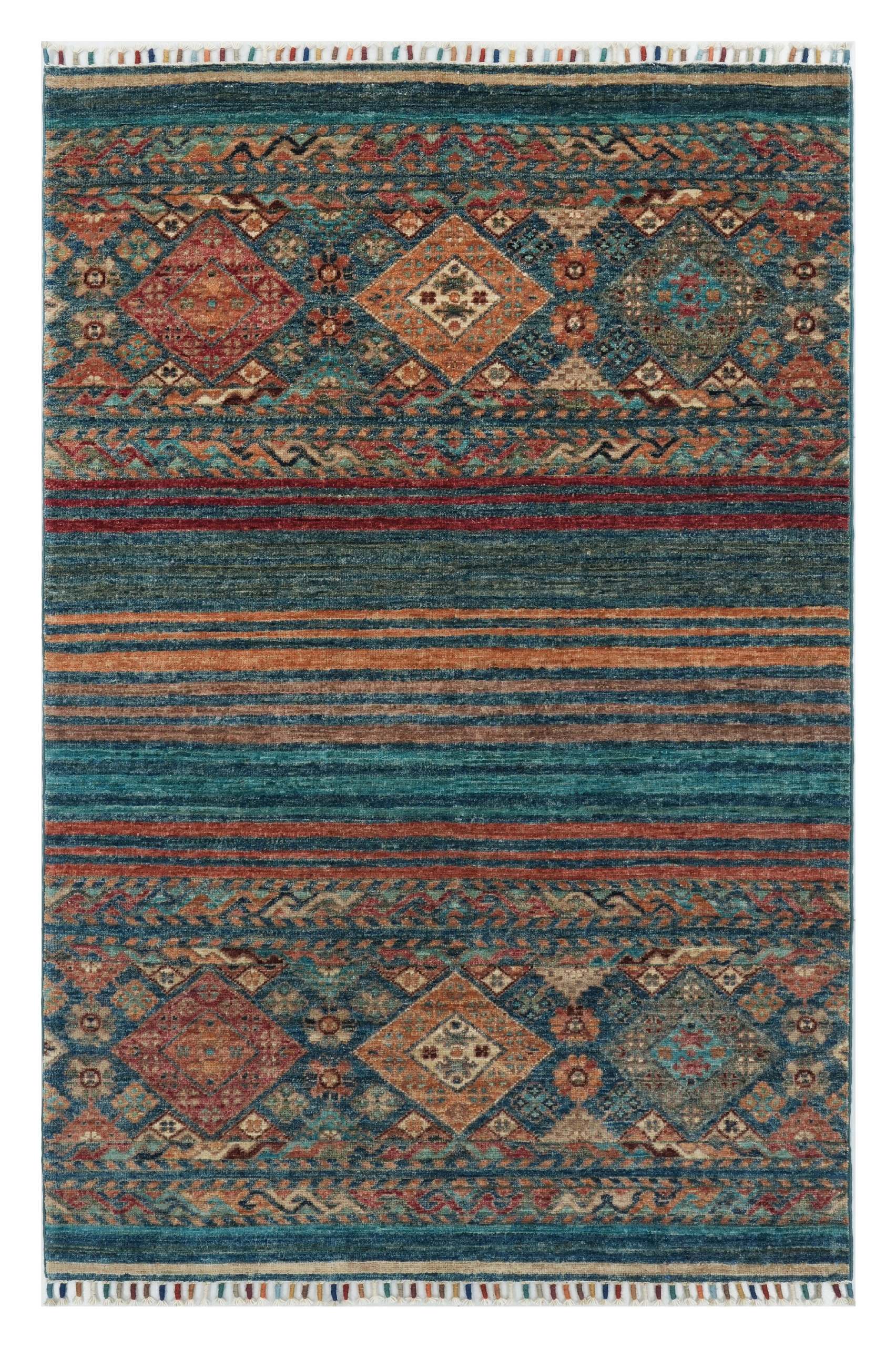 Produktbild helbild av Samarkand Blå 101x154 cm, handknuten afghansk ullmatta med mönster i rött, rost, turkost och beige.