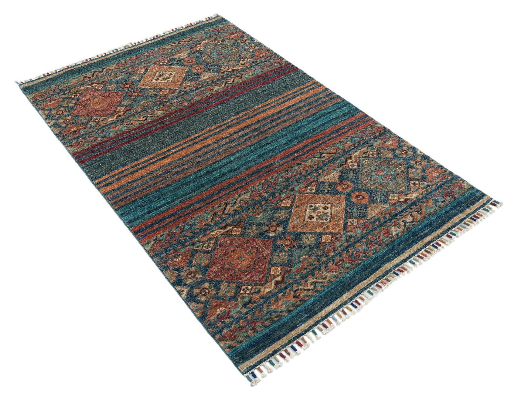 Produktbild i vinkel av Samarkand Blå 101x154 cm, handknuten afghansk ullmatta med blå botten, färgade ränder och medaljonger.