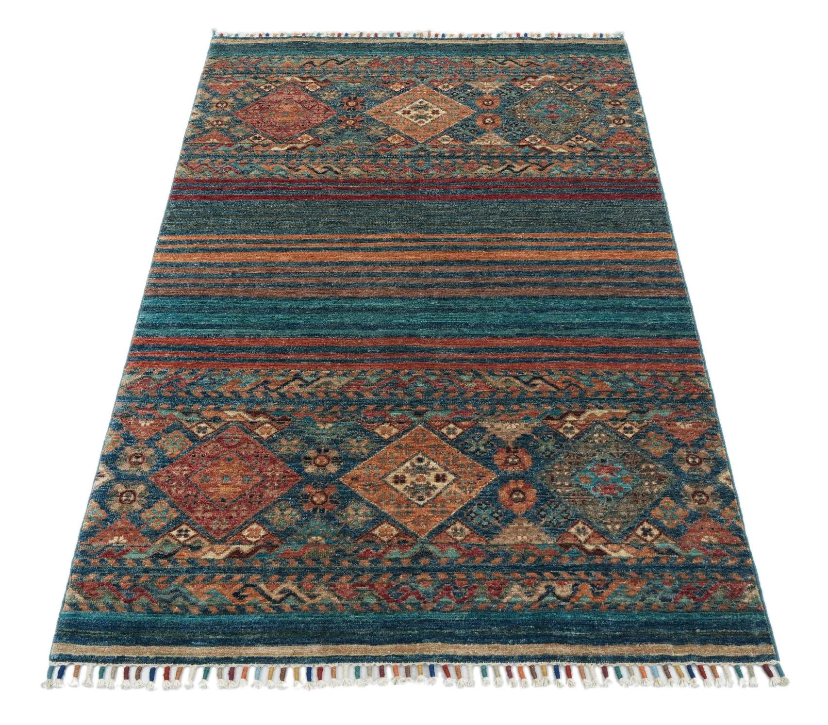 Produktbild framifrån av Samarkand Blå 101x154 cm, handknuten ullmatta med blå botten, orientaliskt mönster och färgglada fransar.