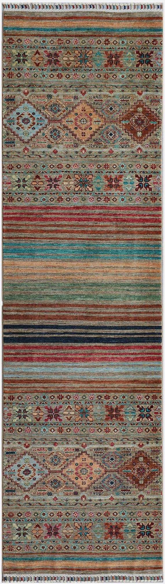 Produktbild helbild av Samarkand 81x282 cm, handknuten afghansk gångmatta med ljus botten och färgade ränder och medaljonger.
