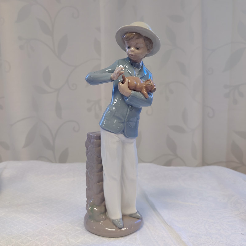 Figurin Pojken med valpen från Nao