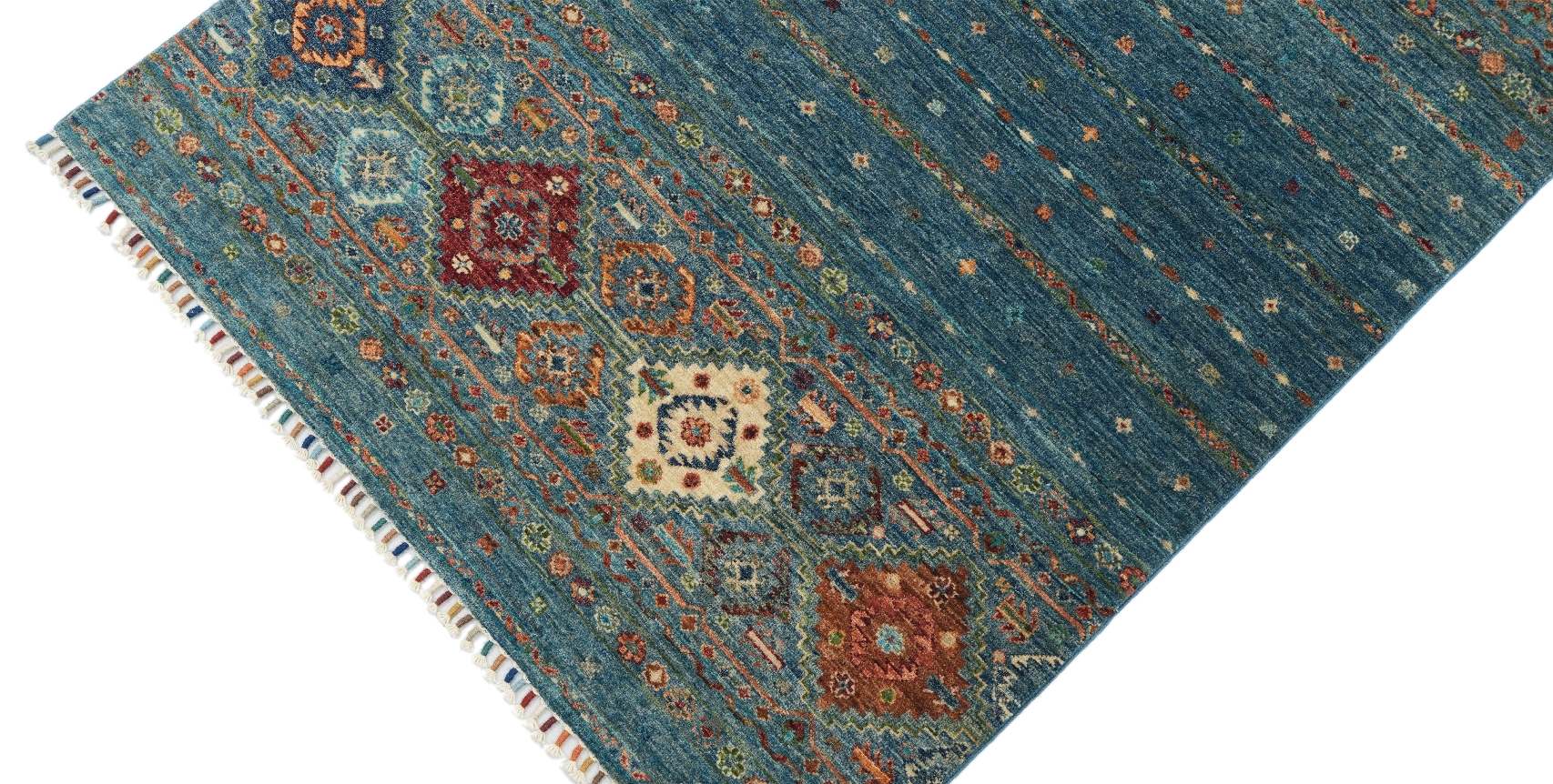Närbild av Samarkand Blå 120x182 cm som visar handknuten ull, färgstarka orientaliska medaljonger och dekorativa fransavslut.