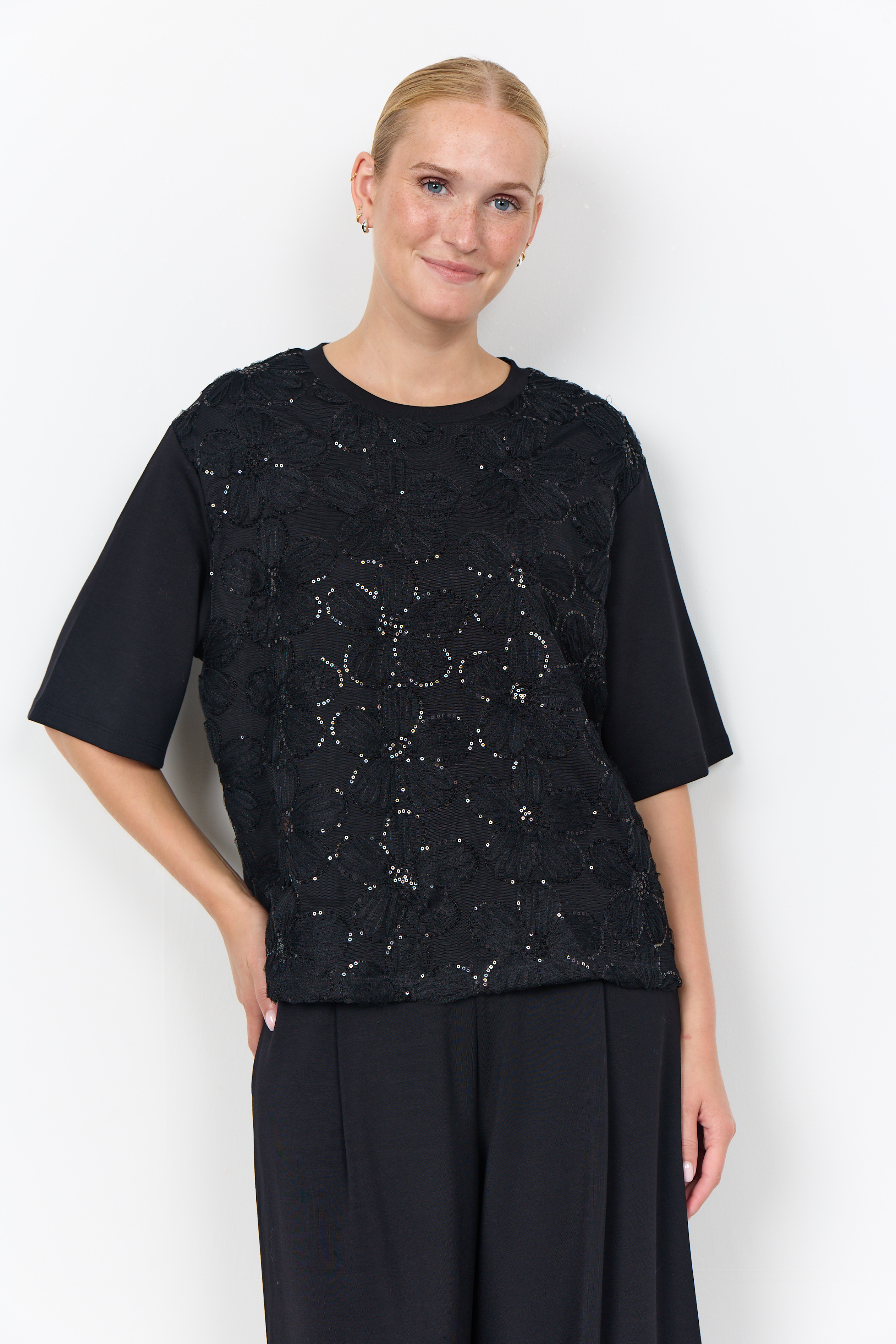 SC-BANU 345 T-shirt Svart Top med Paljettapplikation