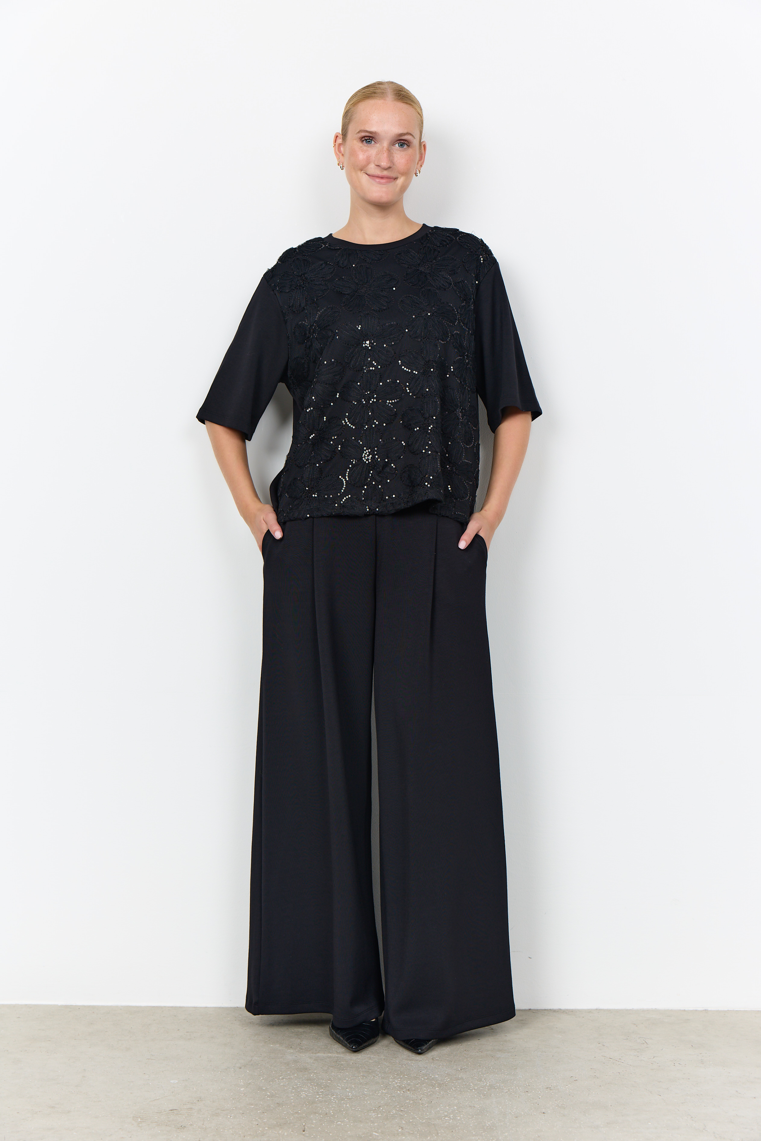SC-BANU 345 T-shirt Svart Top med Paljettapplikation