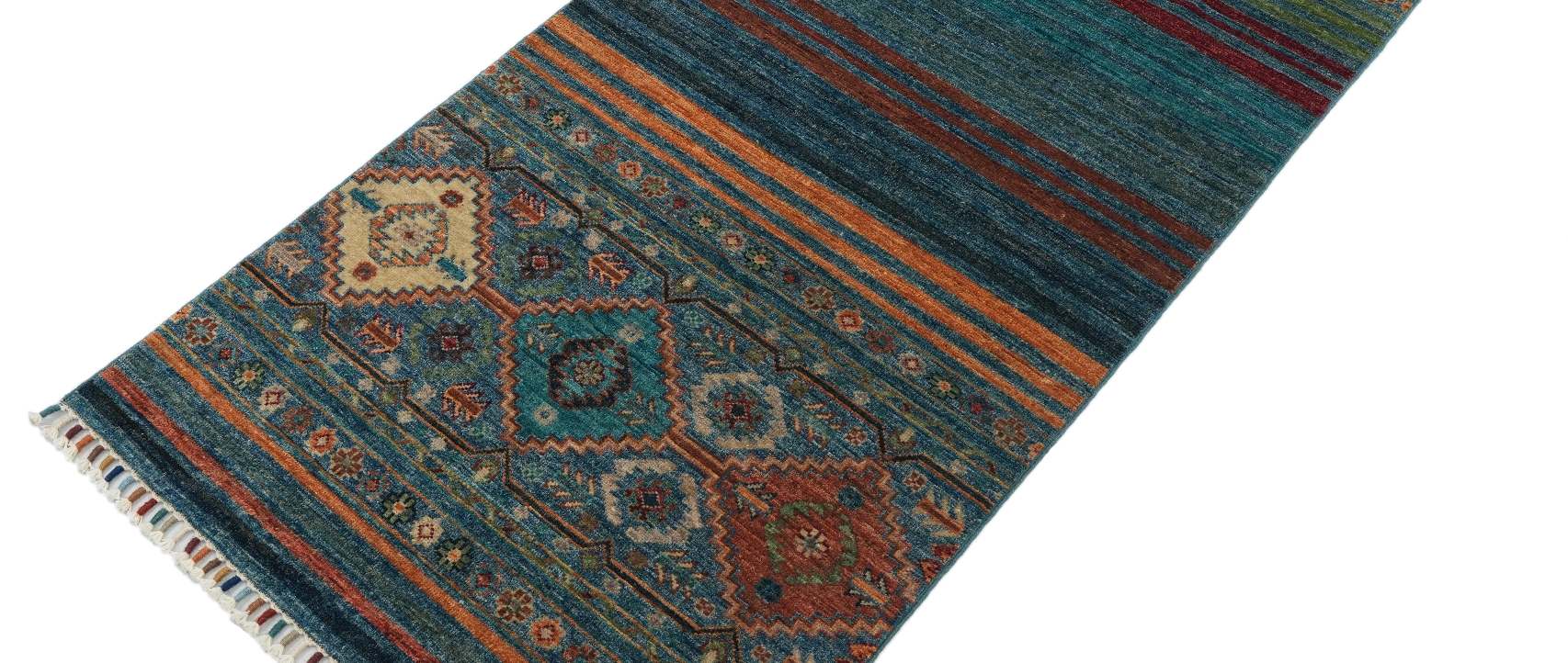 Närbild av Samarkand Blå 80x204cm handknuten ullmatta som visar ullmattans struktur, moderna mönster och härliga färger. 