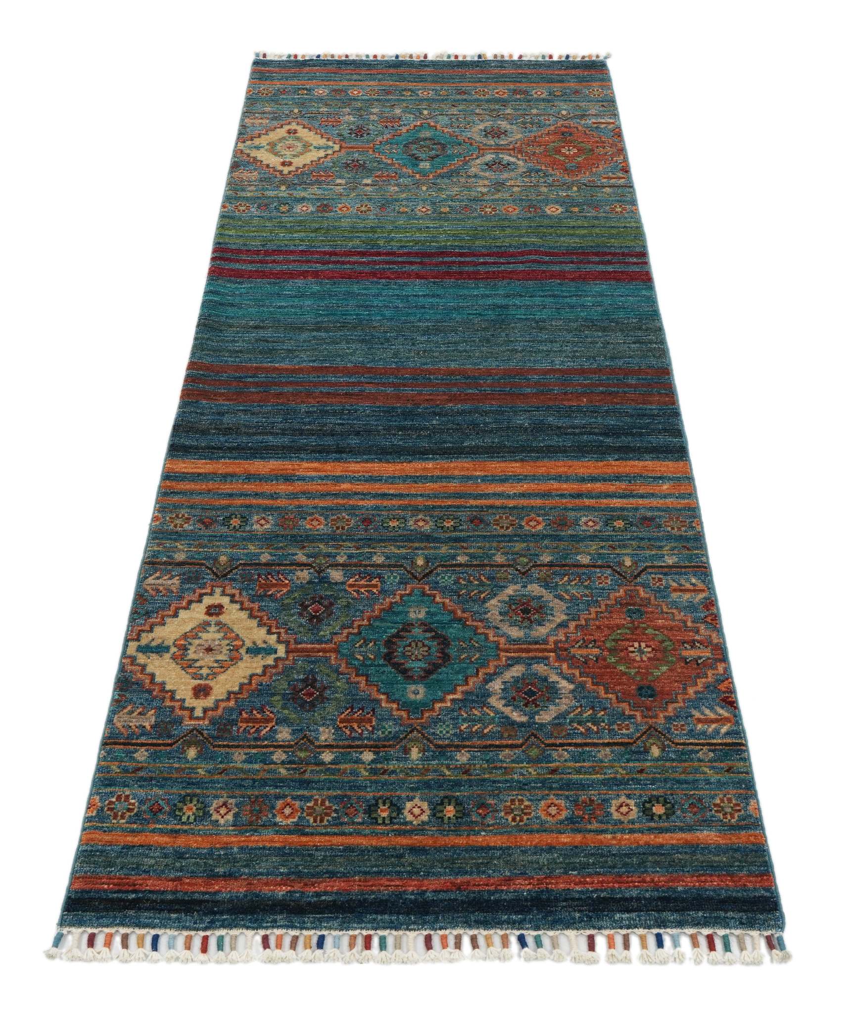 Produktbild framifrån av Samarkand Blå 80x204 cm, handknuten ullmatta med blå botten, orientaliska rombmönster, ränder och dekorativa fransar.