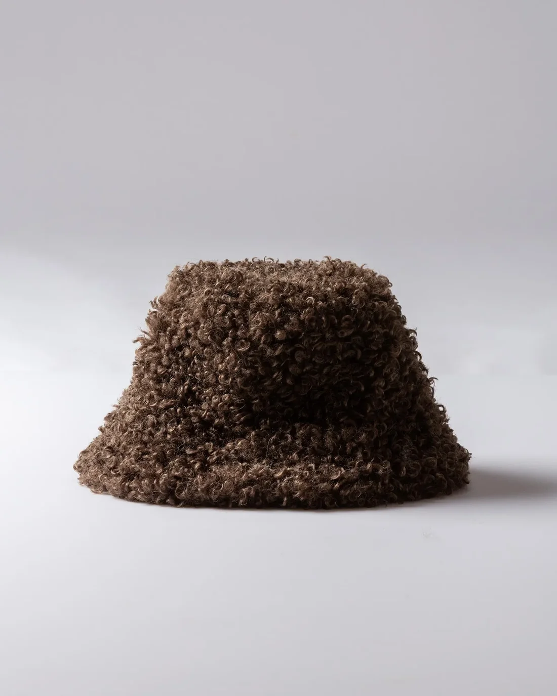 Brun fluffig bucket hatt