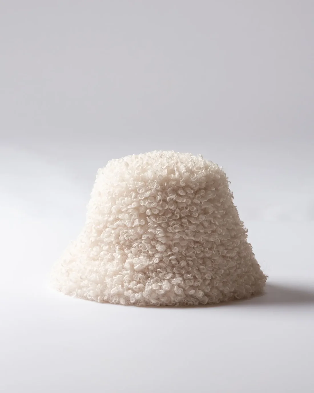 Offwhite fluffig bucket hatt