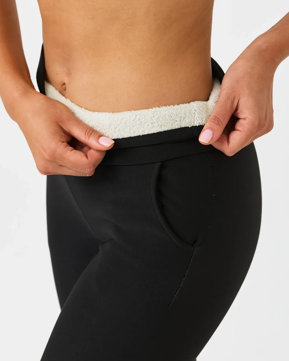 Fodrade leggings med fickor i svart - 2
