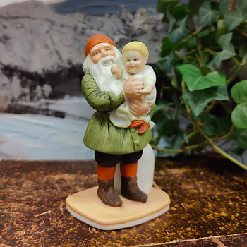 Jenny Nyström Tomte med baby i famnen