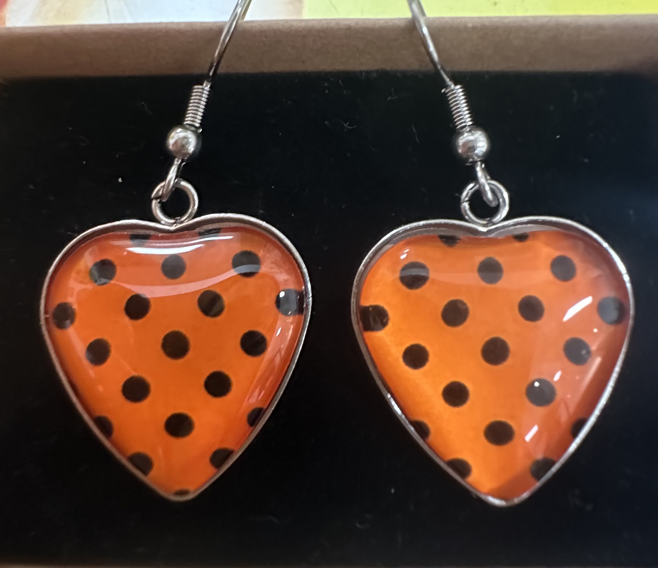 Örhängen hjärtan med prickar, orange