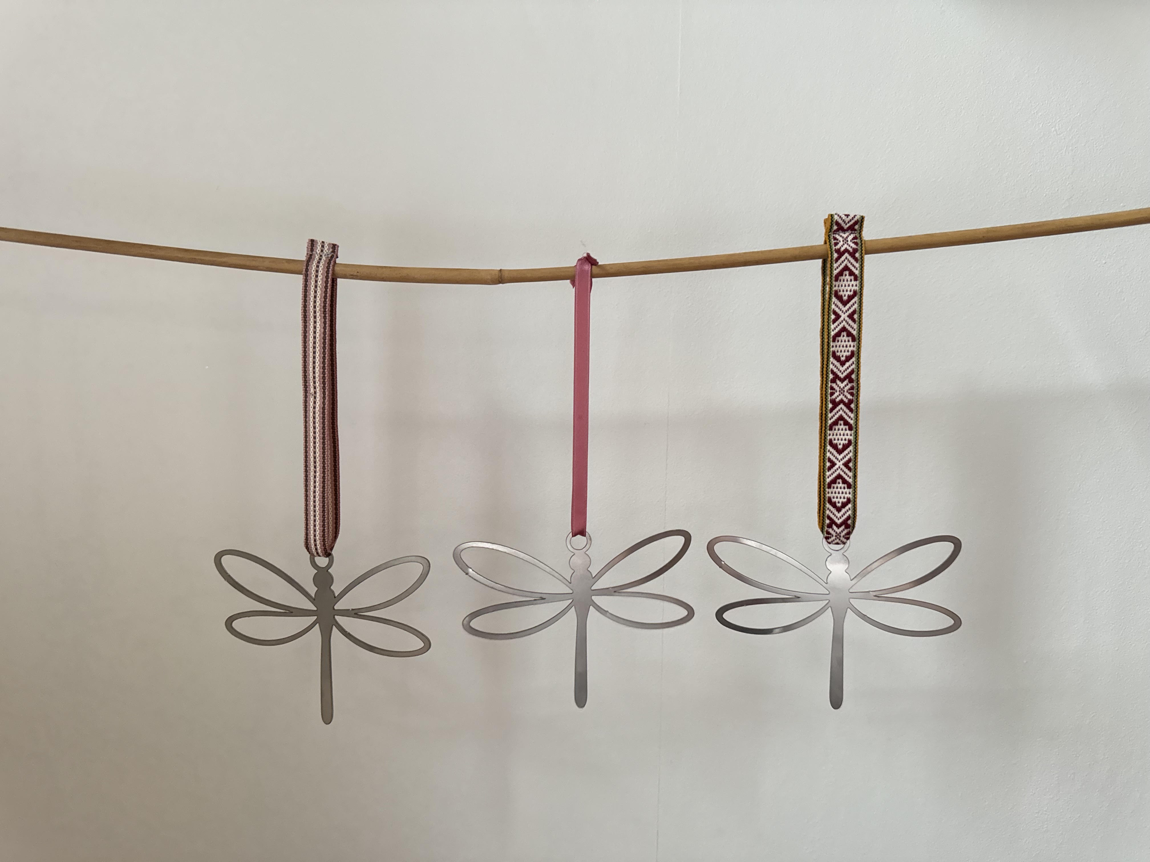 Stålslända med ljusrosa tygband