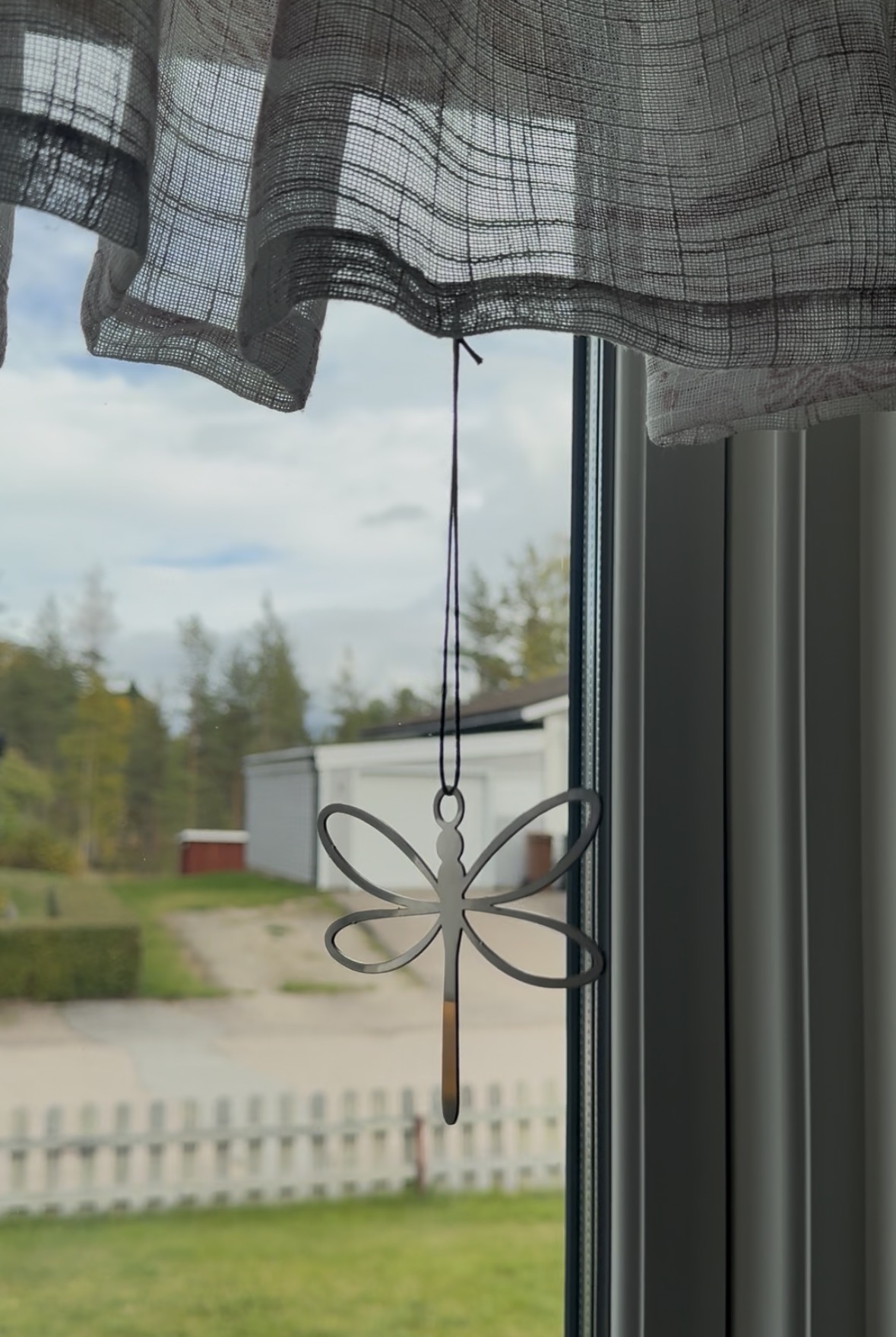 Liten stålslända med svart vaxat bomullsband 