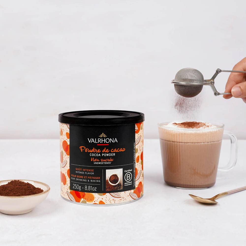 Cacao in polvere Valrhona 250 g con cioccolata calda e cacao setacciato