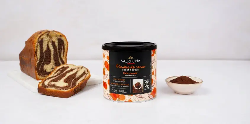 Cacao in polvere Valrhona 250 g con torta marmorizzata e ciotola di cacao