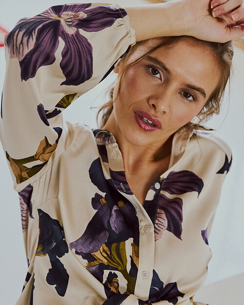 Blus Zila blå/lila blommor ljusbeige botten