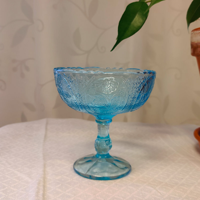 Turkosblå pressglasskål