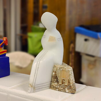 Figurin i alabaster och uralsk sten