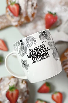 Mugg med blommor: Älskad, värdefull, dyrbar