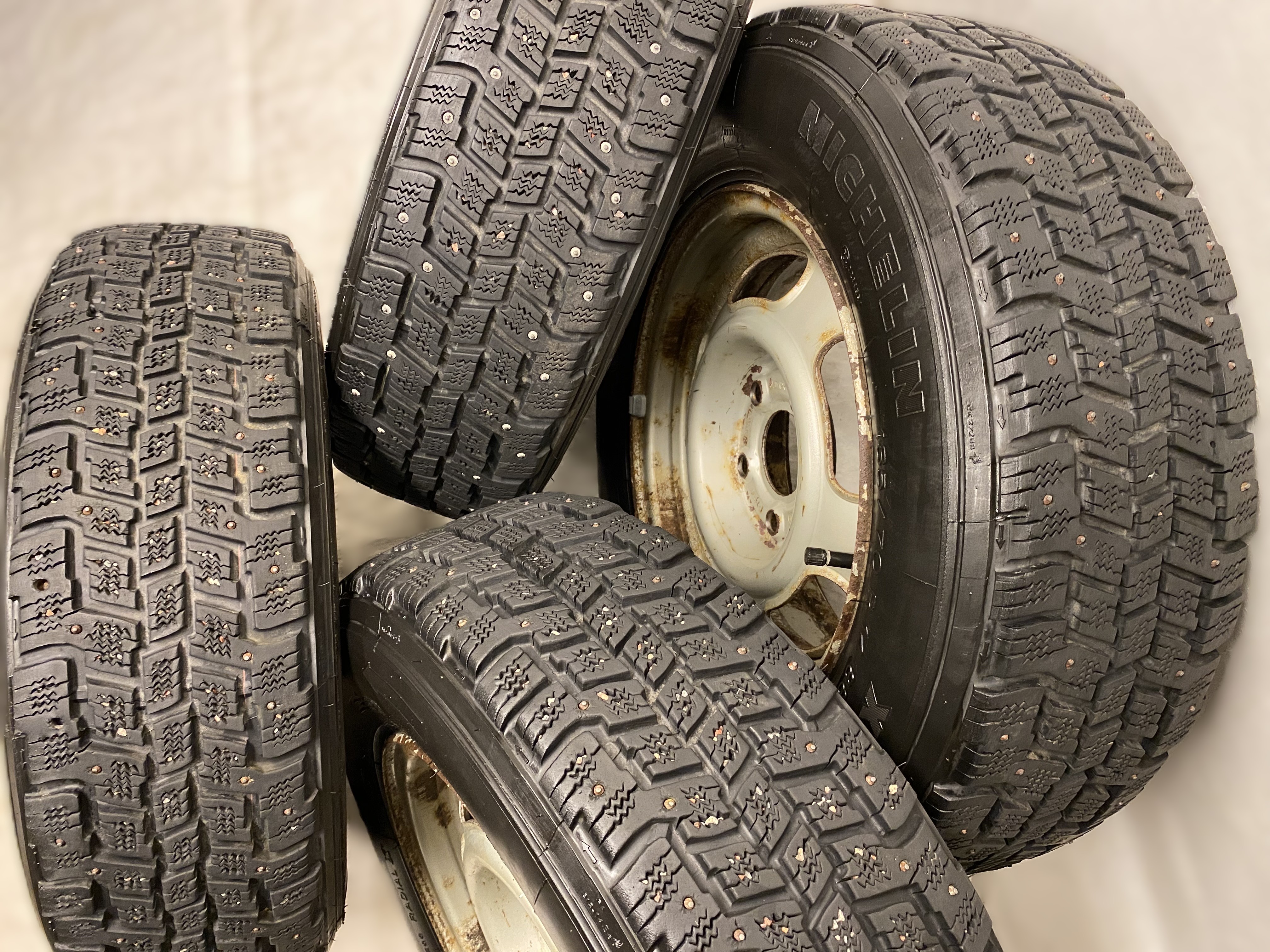 Kompletta Vinterhjul DUBB | 14" VOLVO 1273879 1-Ägare | 5x108 5.5x14 ET25 65.1 +  185/70 R14 88Q Michelin X M+S 260 * Äldre DOT* | Datum: 202-212-212-304 | 7.5mm | 6.1mm | 5.6mm | 7.3mm - 4
