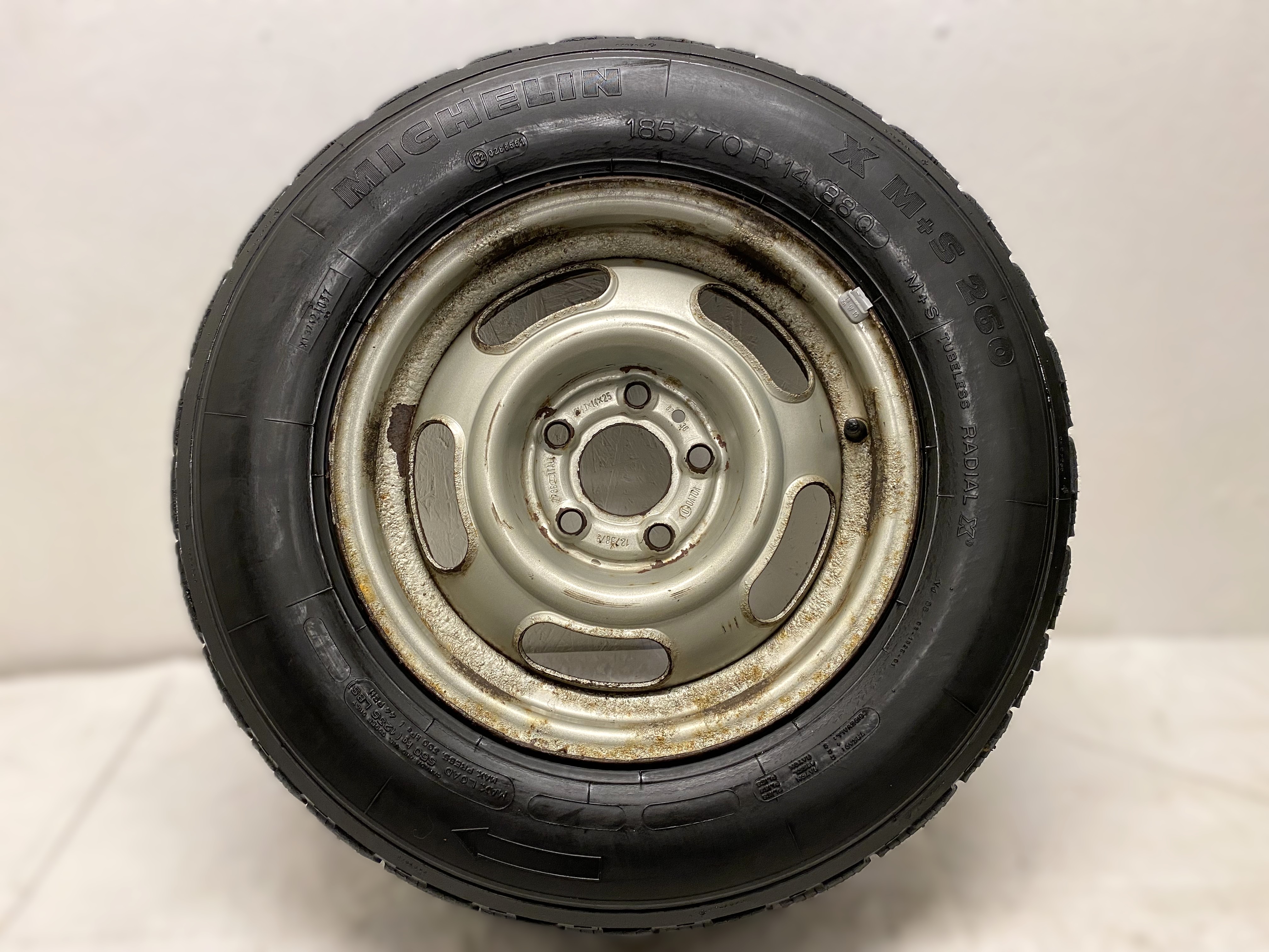 Kompletta Vinterhjul DUBB | 14" VOLVO 1273879 1-Ägare | 5x108 5.5x14 ET25 65.1 +  185/70 R14 88Q Michelin X M+S 260 * Äldre DOT* | Datum: 202-212-212-304 | 7.5mm | 6.1mm | 5.6mm | 7.3mm - 10