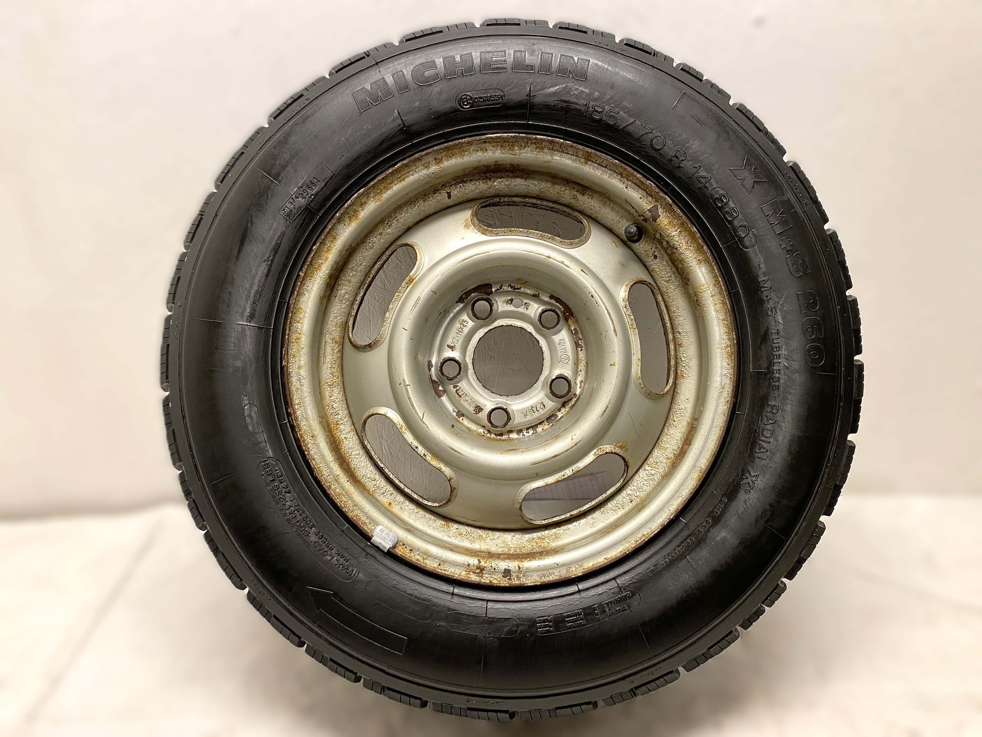 Kompletta Vinterhjul DUBB | 14" VOLVO 1273879 1-Ägare | 5x108 5.5x14 ET25 65.1 +  185/70 R14 88Q Michelin X M+S 260 * Äldre DOT* | Datum: 202-212-212-304 | 7.5mm | 6.1mm | 5.6mm | 7.3mm - 6