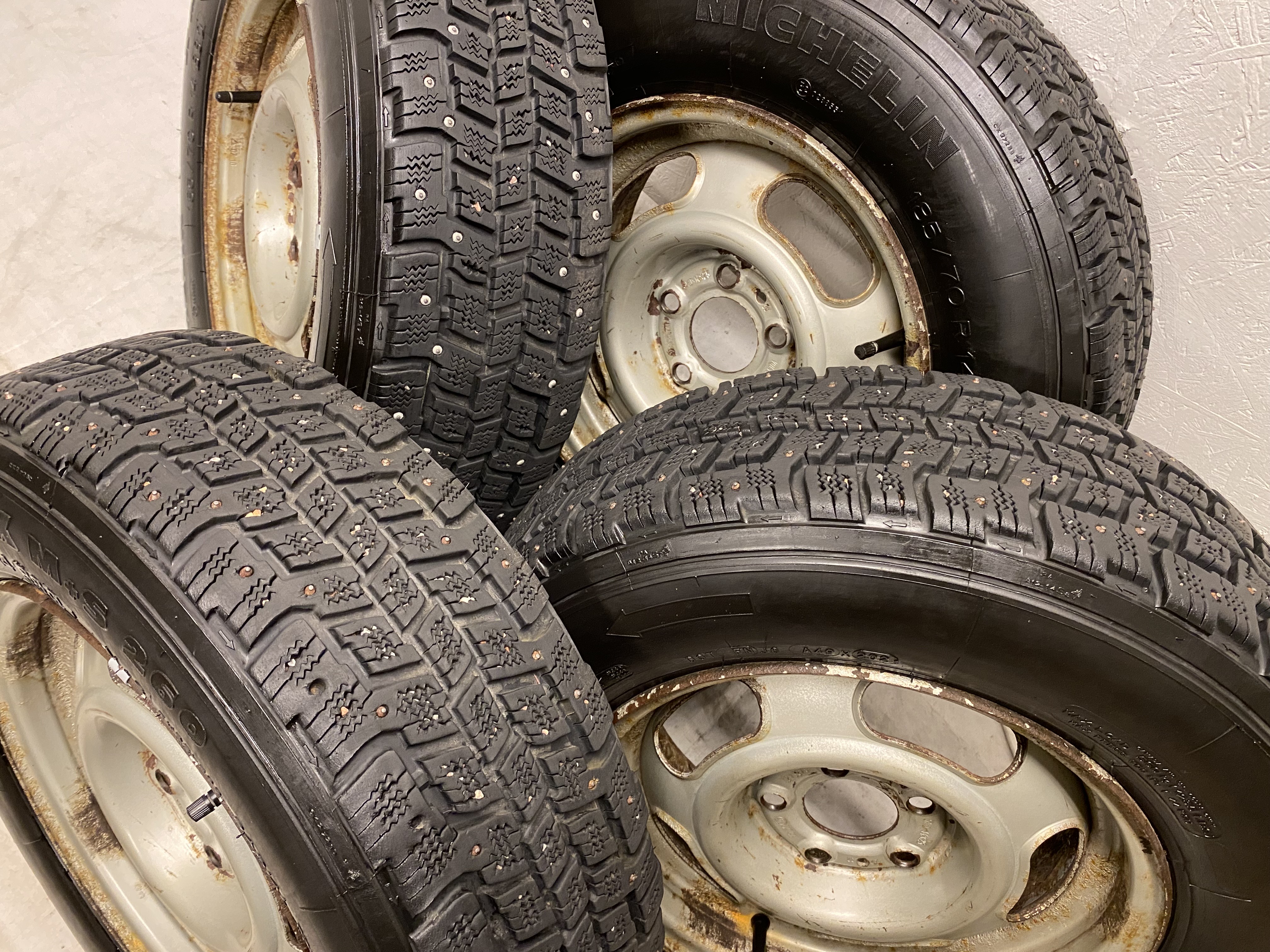 Kompletta Vinterhjul DUBB | 14" VOLVO 1273879 1-Ägare | 5x108 5.5x14 ET25 65.1 +  185/70 R14 88Q Michelin X M+S 260 * Äldre DOT* | Datum: 202-212-212-304 | 7.5mm | 6.1mm | 5.6mm | 7.3mm - 3