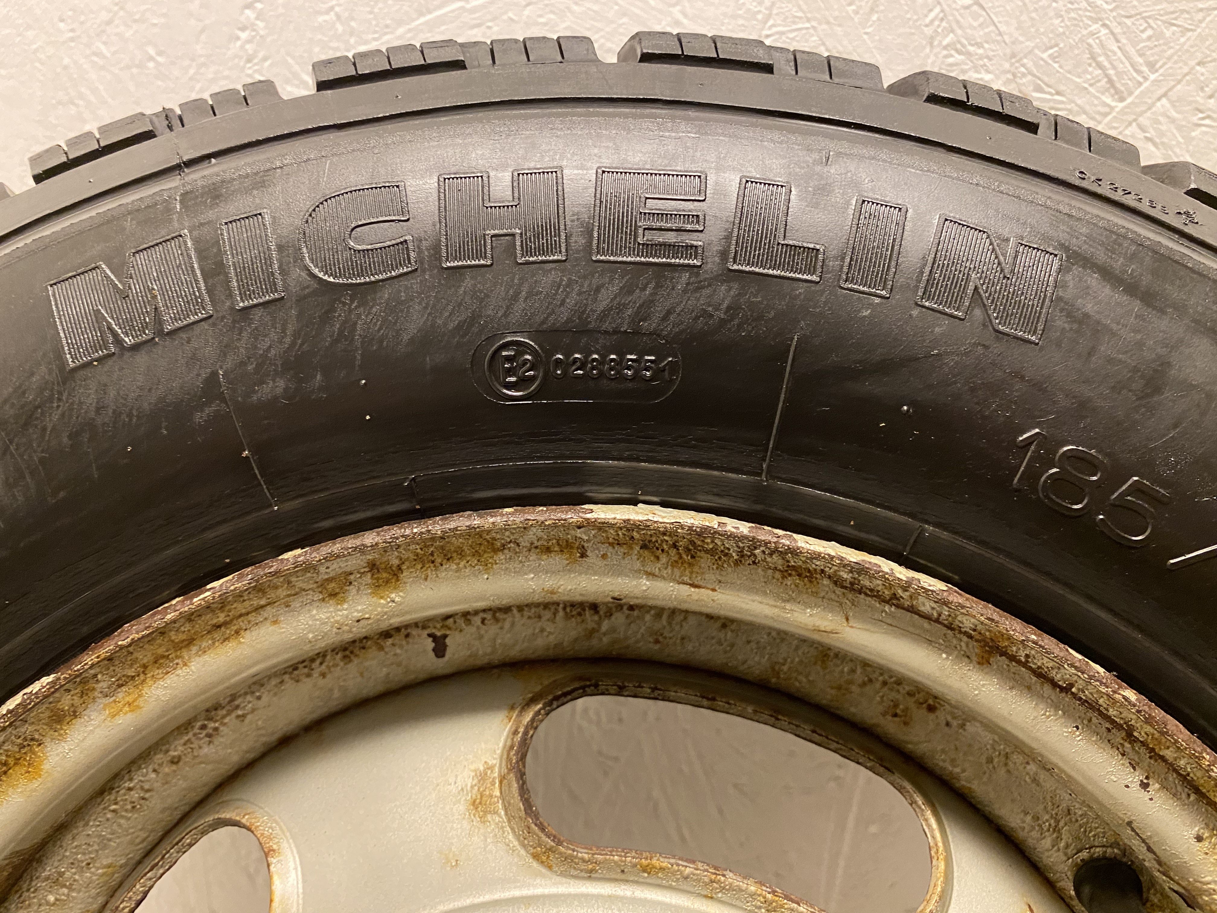 Kompletta Vinterhjul DUBB | 14" VOLVO 1273879 1-Ägare | 5x108 5.5x14 ET25 65.1 +  185/70 R14 88Q Michelin X M+S 260 * Äldre DOT* | Datum: 202-212-212-304 | 7.5mm | 6.1mm | 5.6mm | 7.3mm - 7
