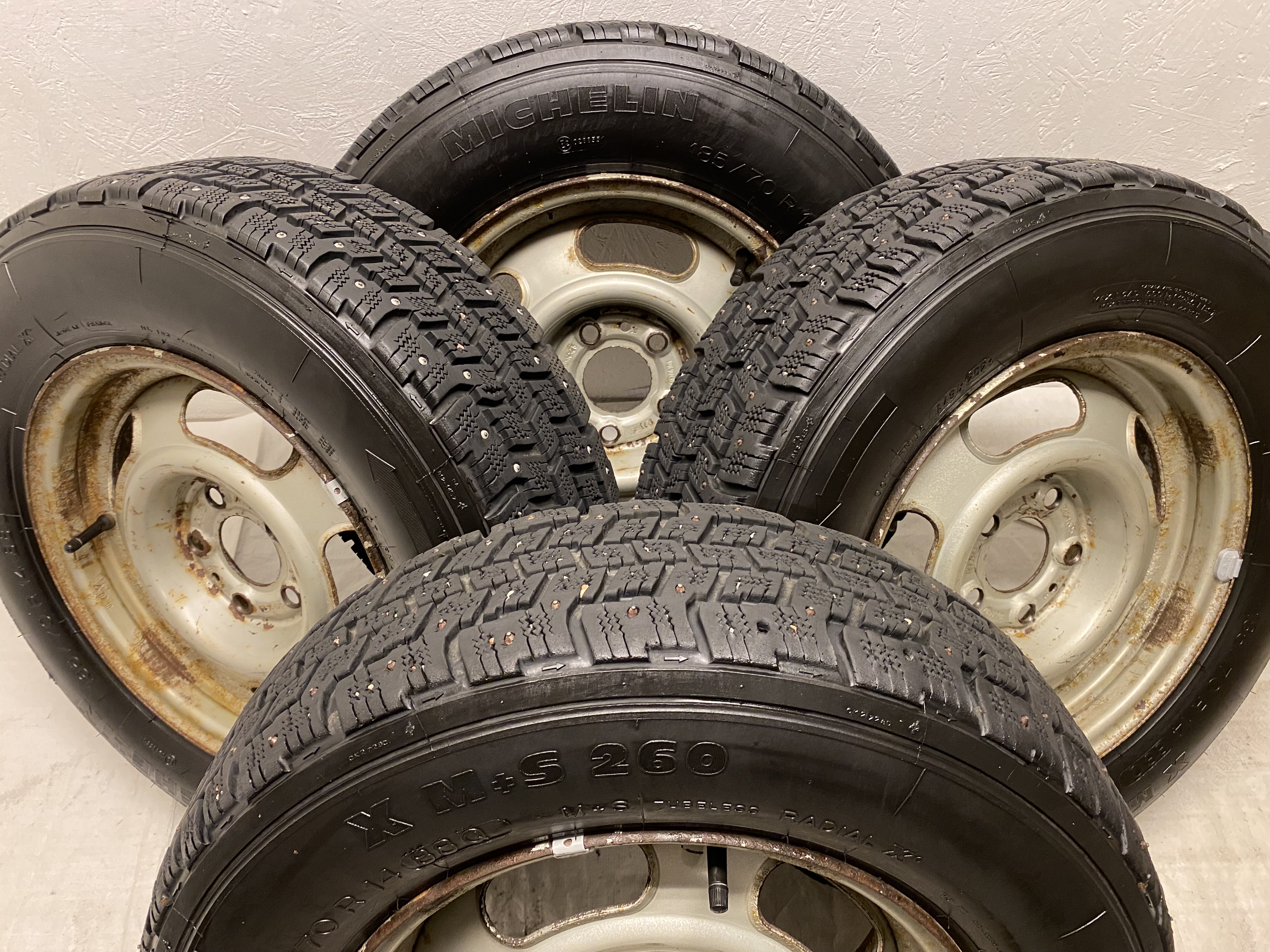 Kompletta Vinterhjul DUBB | 14" VOLVO 1273879 1-Ägare | 5x108 5.5x14 ET25 65.1 +  185/70 R14 88Q Michelin X M+S 260 * Äldre DOT* | Datum: 202-212-212-304 | 7.5mm | 6.1mm | 5.6mm | 7.3mm - 2