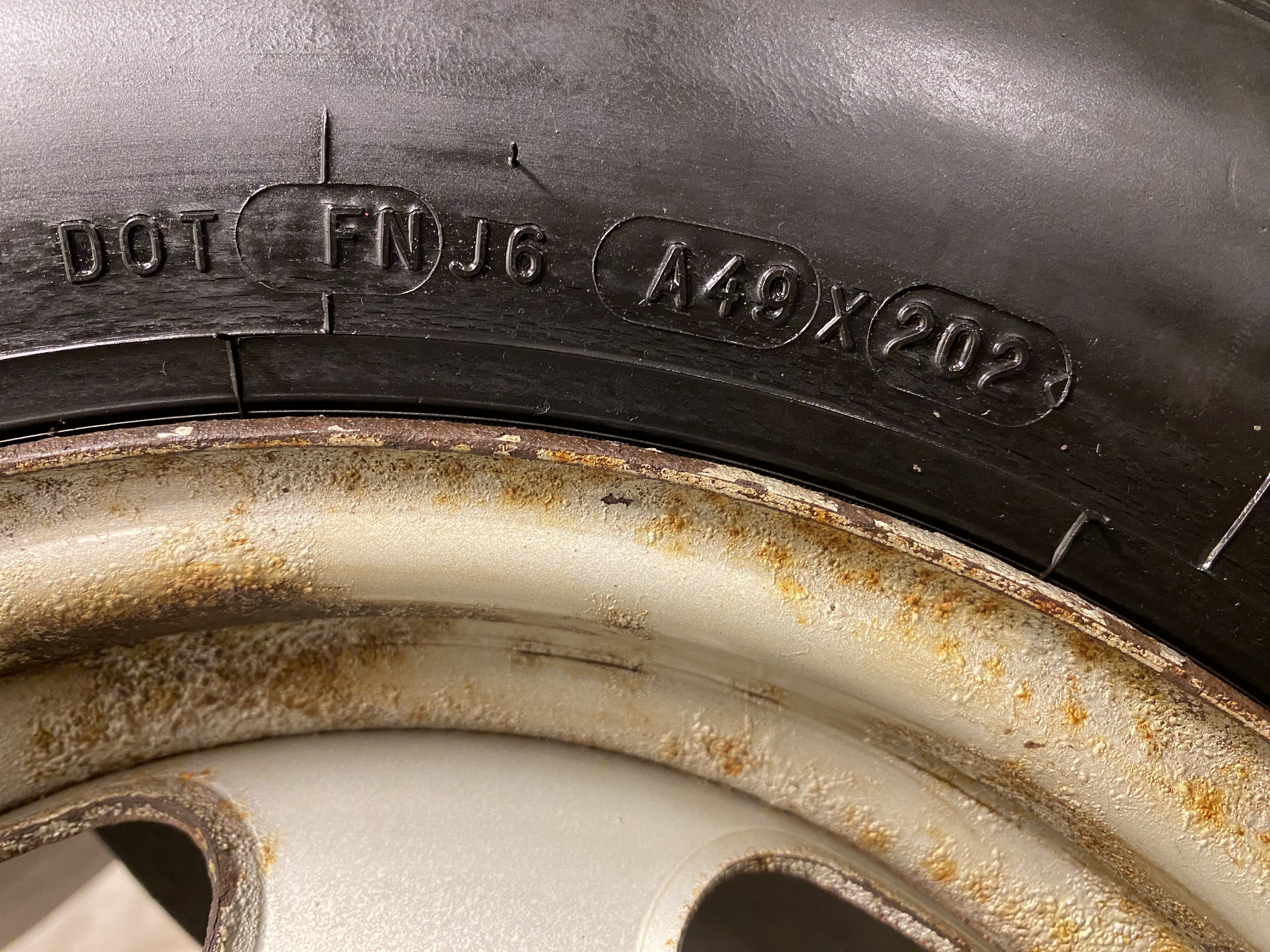 Kompletta Vinterhjul DUBB | 14" VOLVO 1273879 1-Ägare | 5x108 5.5x14 ET25 65.1 +  185/70 R14 88Q Michelin X M+S 260 * Äldre DOT* | Datum: 202-212-212-304 | 7.5mm | 6.1mm | 5.6mm | 7.3mm - 9