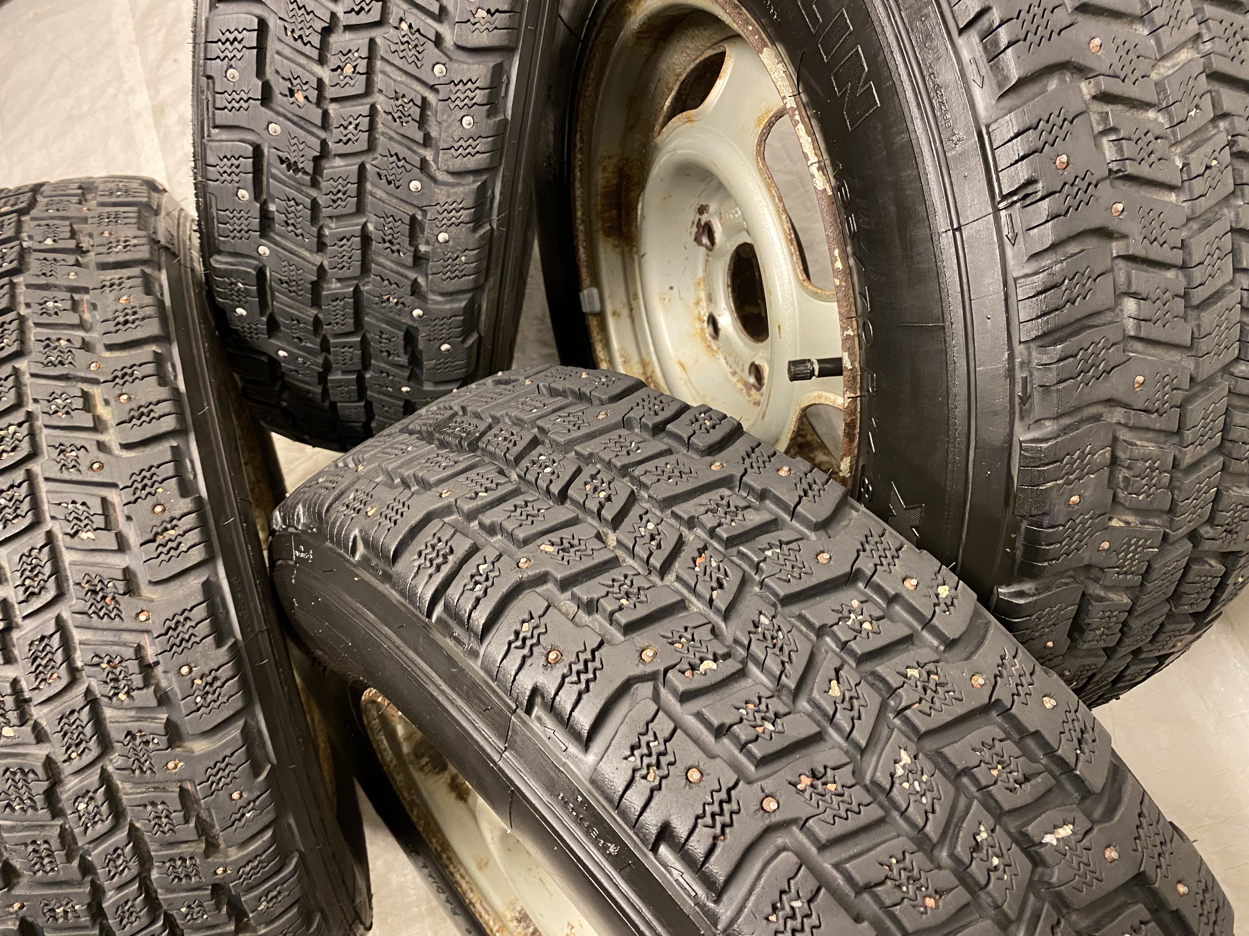 Kompletta Vinterhjul DUBB | 14" VOLVO 1273879 1-Ägare | 5x108 5.5x14 ET25 65.1 +  185/70 R14 88Q Michelin X M+S 260 * Äldre DOT* | Datum: 202-212-212-304 | 7.5mm | 6.1mm | 5.6mm | 7.3mm - 5