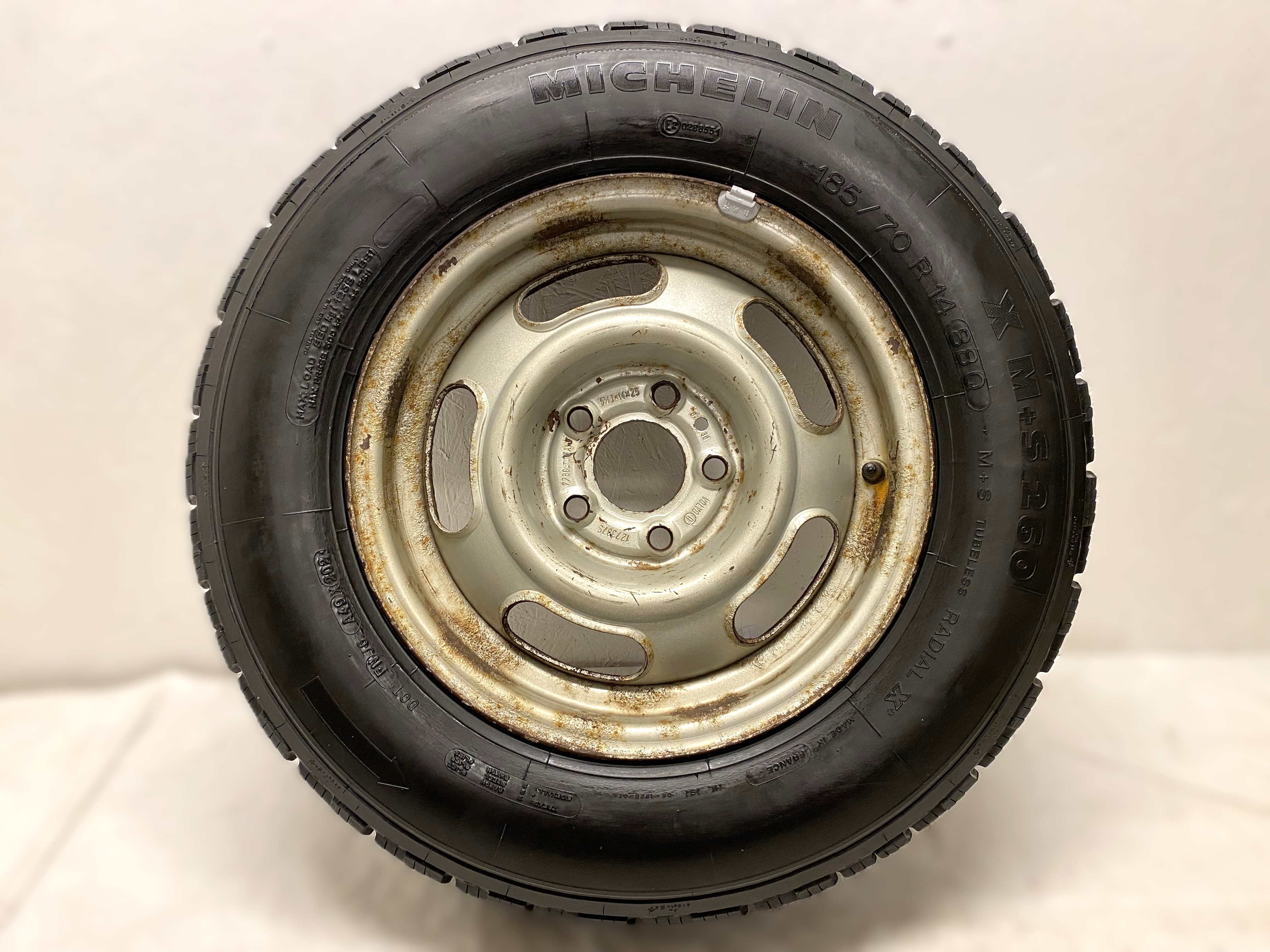 Kompletta Vinterhjul DUBB | 14" VOLVO 1273879 1-Ägare | 5x108 5.5x14 ET25 65.1 +  185/70 R14 88Q Michelin X M+S 260 * Äldre DOT* | Datum: 202-212-212-304 | 7.5mm | 6.1mm | 5.6mm | 7.3mm - 12