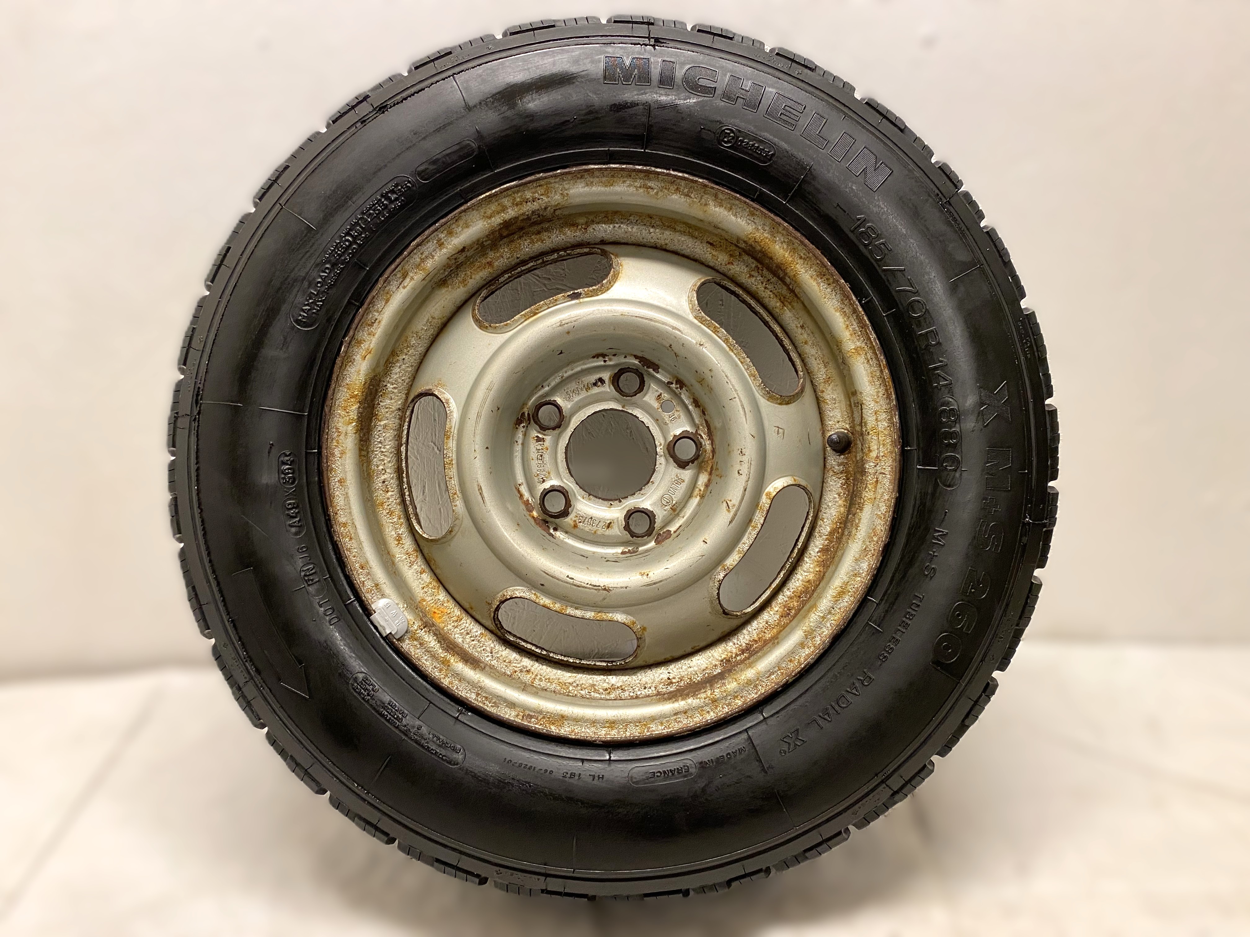 Kompletta Vinterhjul DUBB | 14" VOLVO 1273879 1-Ägare | 5x108 5.5x14 ET25 65.1 +  185/70 R14 88Q Michelin X M+S 260 * Äldre DOT* | Datum: 202-212-212-304 | 7.5mm | 6.1mm | 5.6mm | 7.3mm - 13