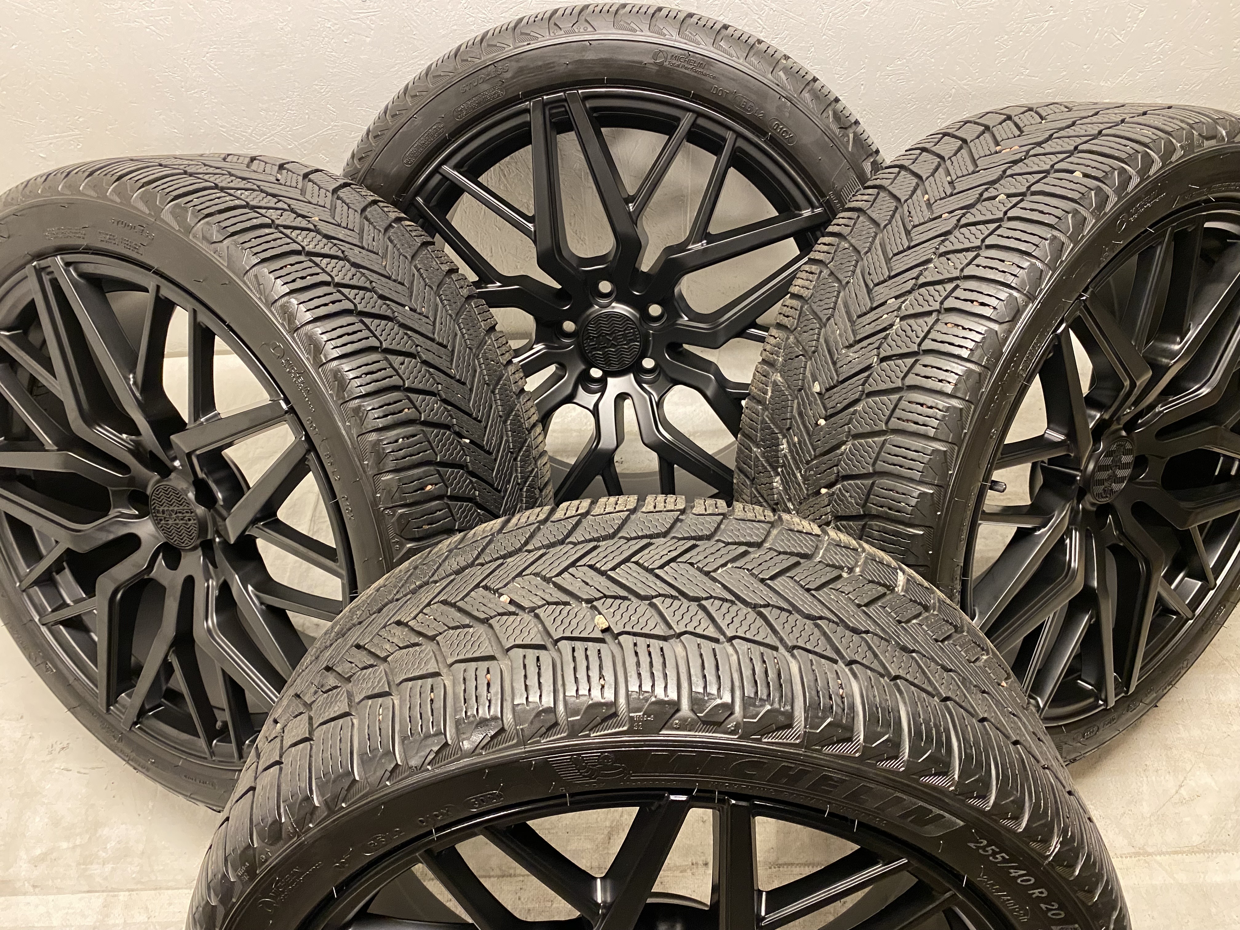 Kompletta Vinterhjul FRIKTION | 20" Audi VW Skoda Seat Mercedes BMW | 5x112 8.5x20 ET33 66.6 +  255/40 R20 101H XL Michelin X-Ice Snow | V30-2022 | 7mm | 7mm | 7mm | 7mm - 2