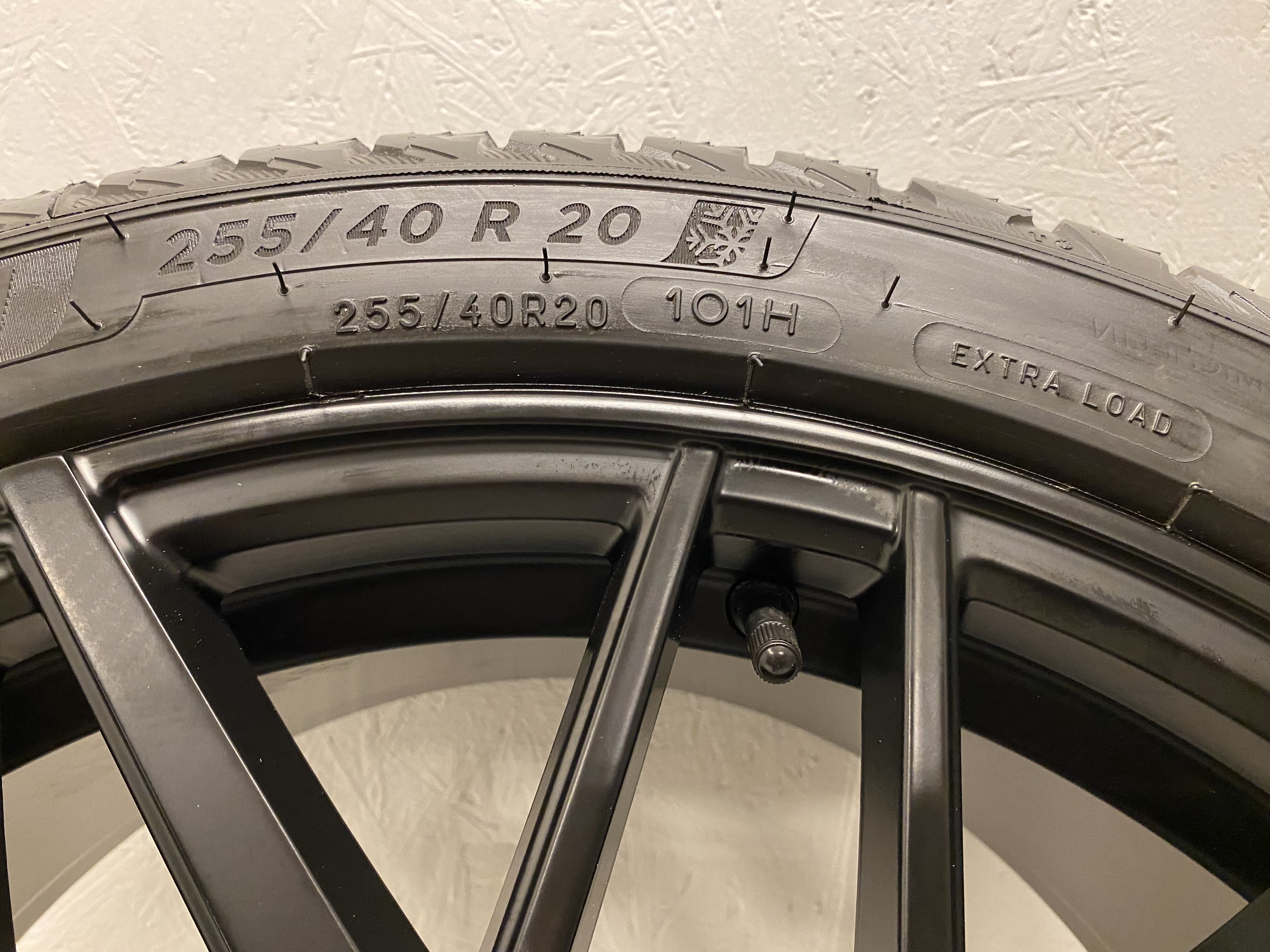 Kompletta Vinterhjul FRIKTION | 20" Audi VW Skoda Seat Mercedes BMW | 5x112 8.5x20 ET33 66.6 +  255/40 R20 101H XL Michelin X-Ice Snow | V30-2022 | 7mm | 7mm | 7mm | 7mm - 11